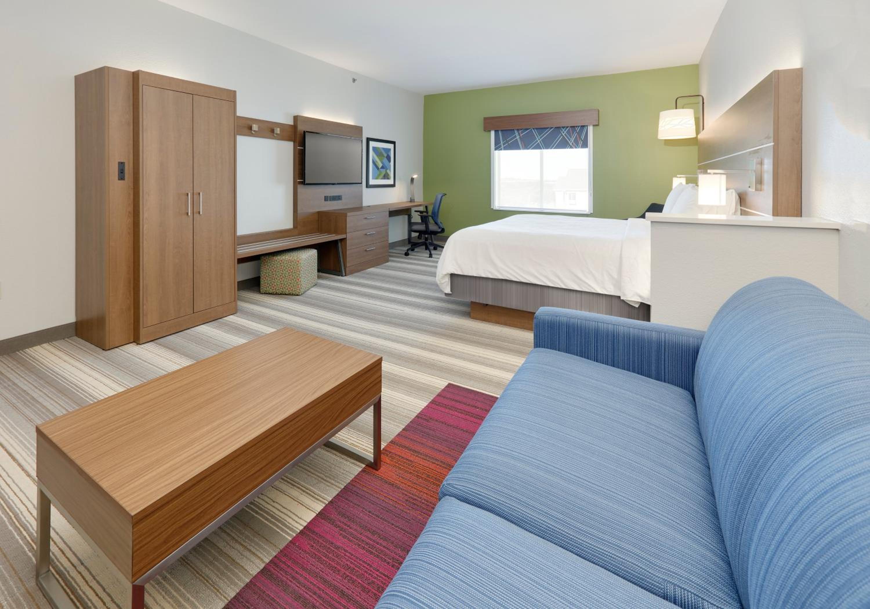 King Suite with Sofa Bed - Non-Smoking - Photo 1