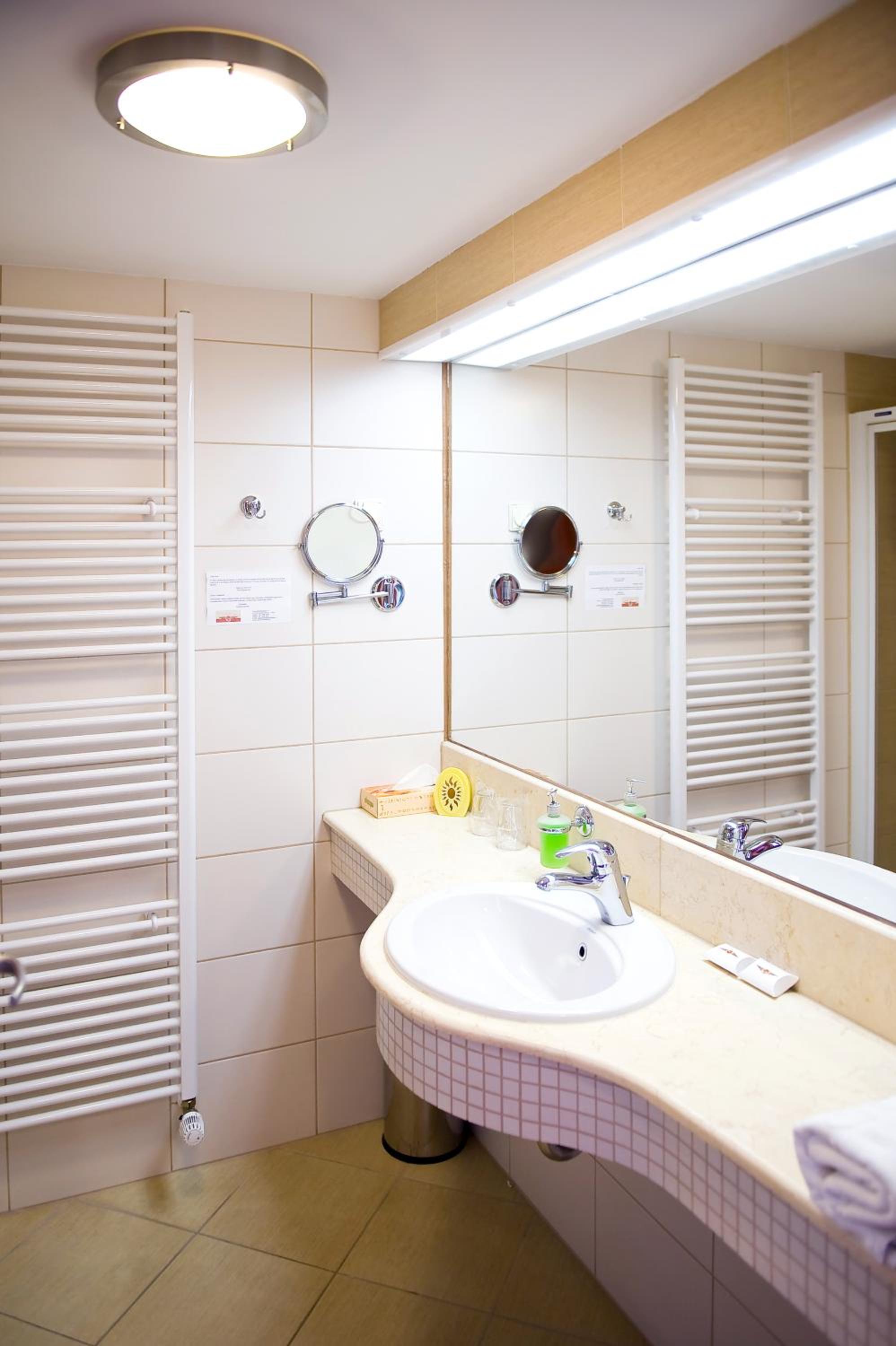 Superior Double or Twin Room thumbnail 5