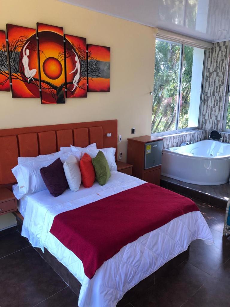 Suite with Hot Tub photo 3