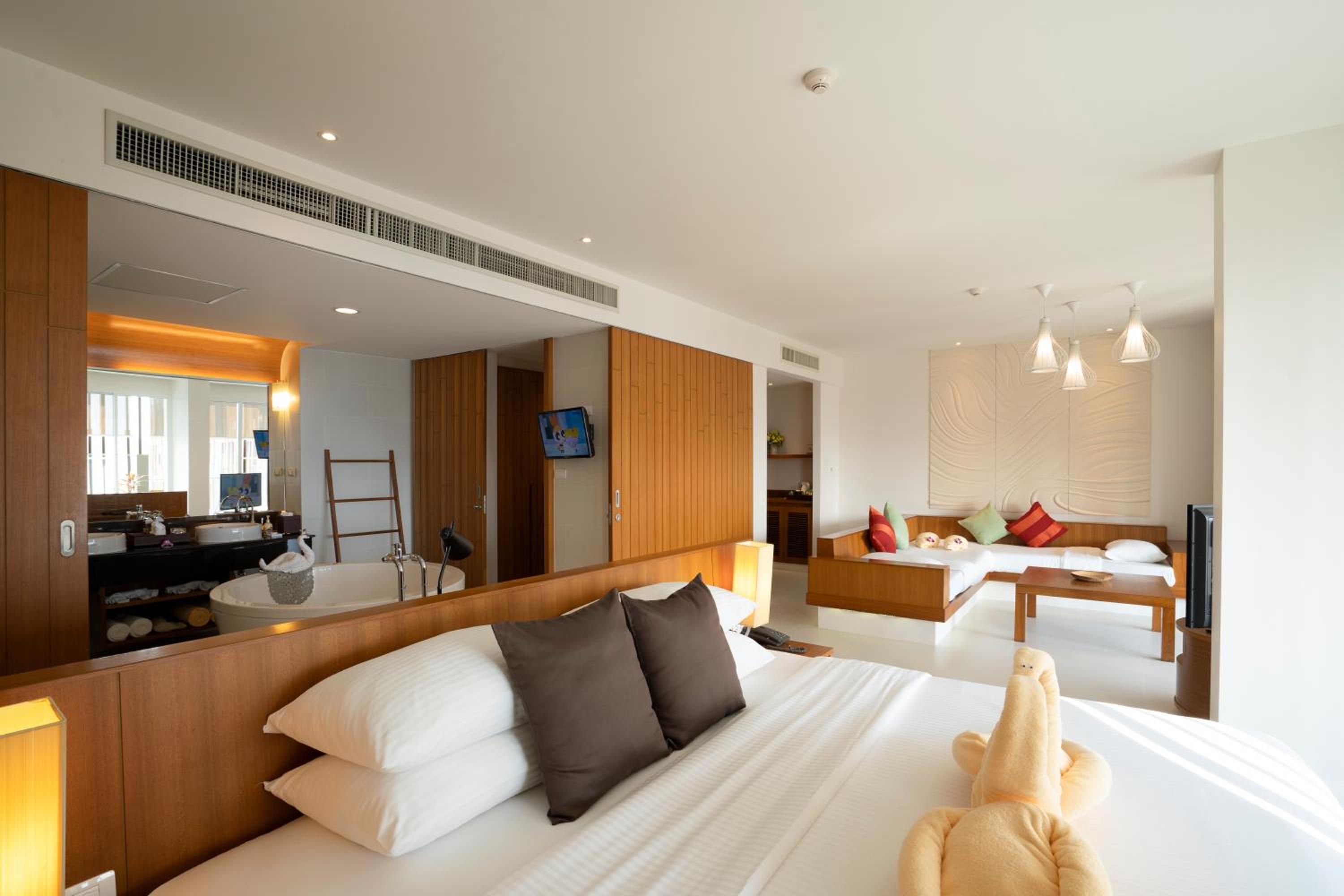 Family Suite with Spa Bath - Photo 10