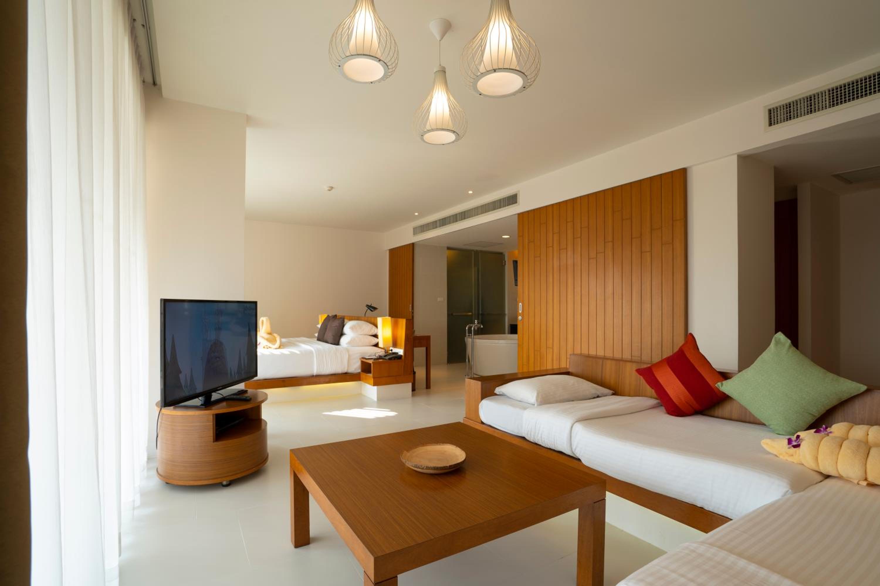 Family Suite with Spa Bath - Photo 2