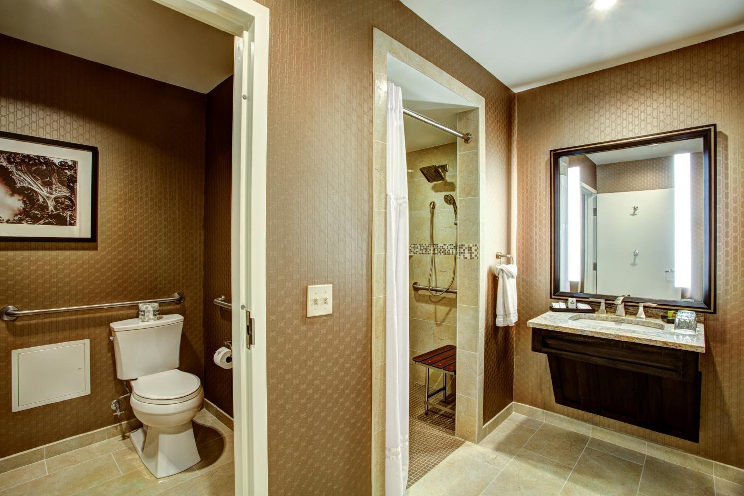 Classic Queen Room with Two Queen Beds - Photo 4