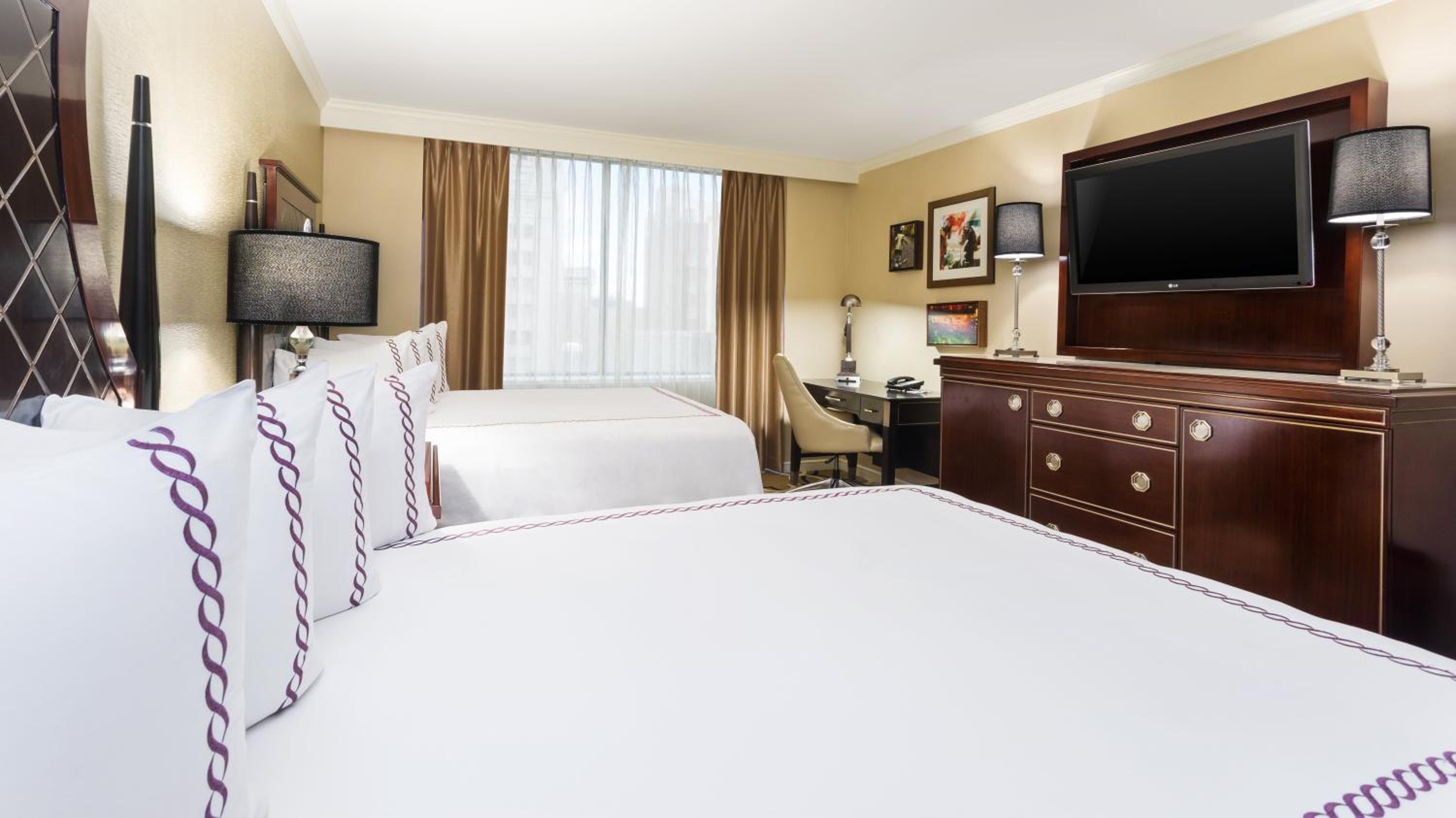 Classic Queen Room with Two Queen Beds - Photo 5
