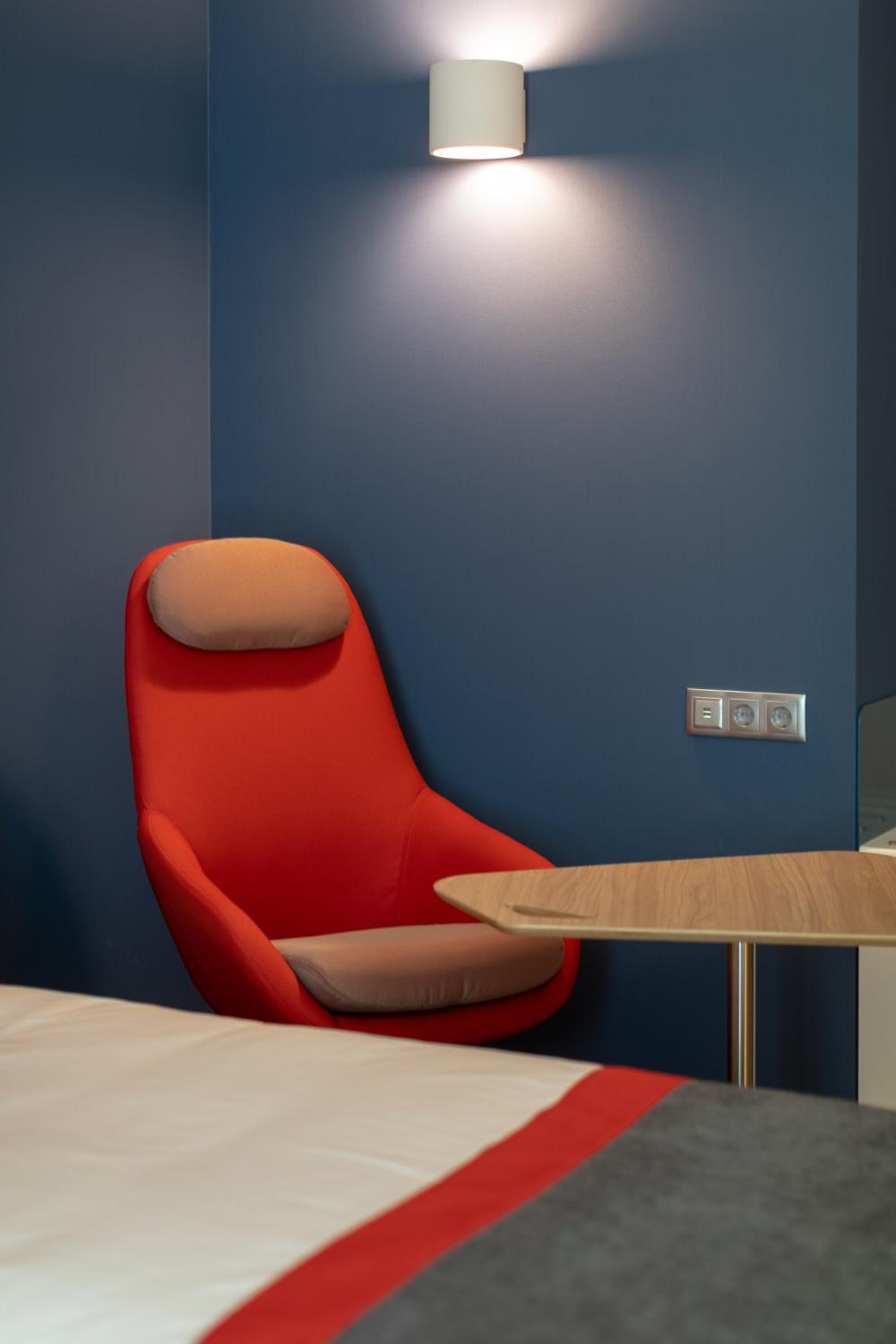 Standard Twin Room - Free Breakfast thumbnail 6