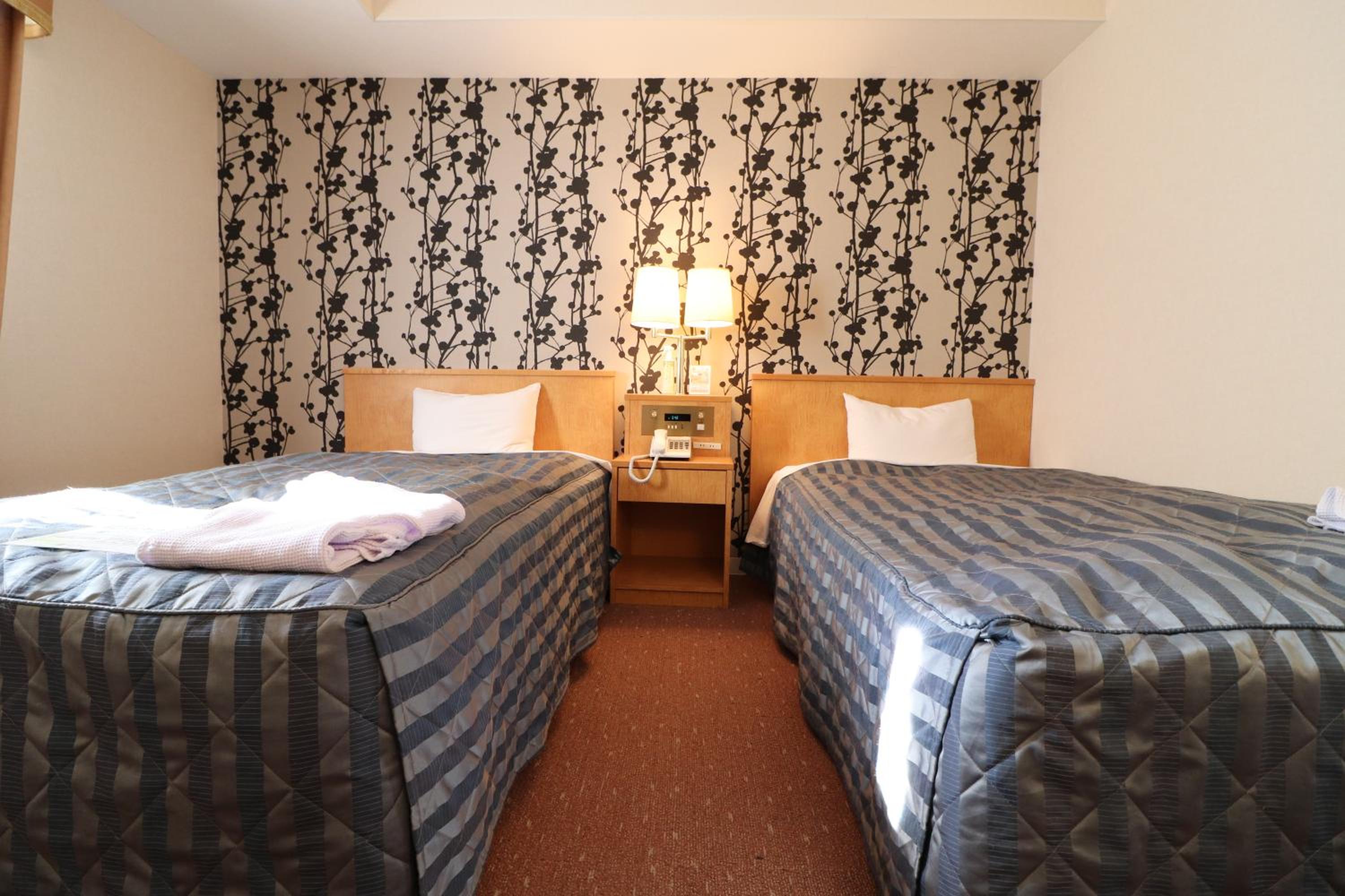 Twin Room - Smoking photo 1