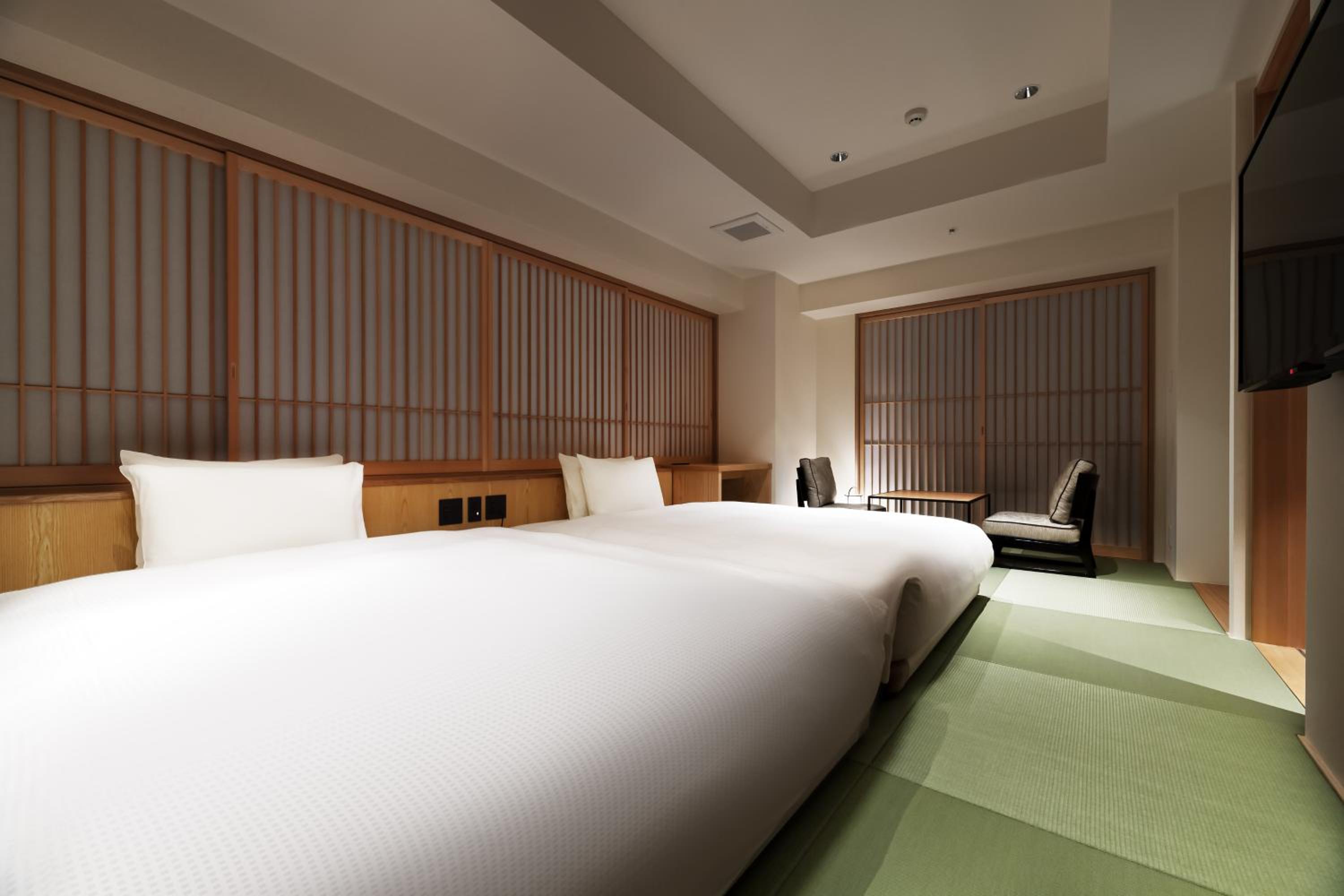 Corner Twin Room with City View - Upper Floor - Photo 4