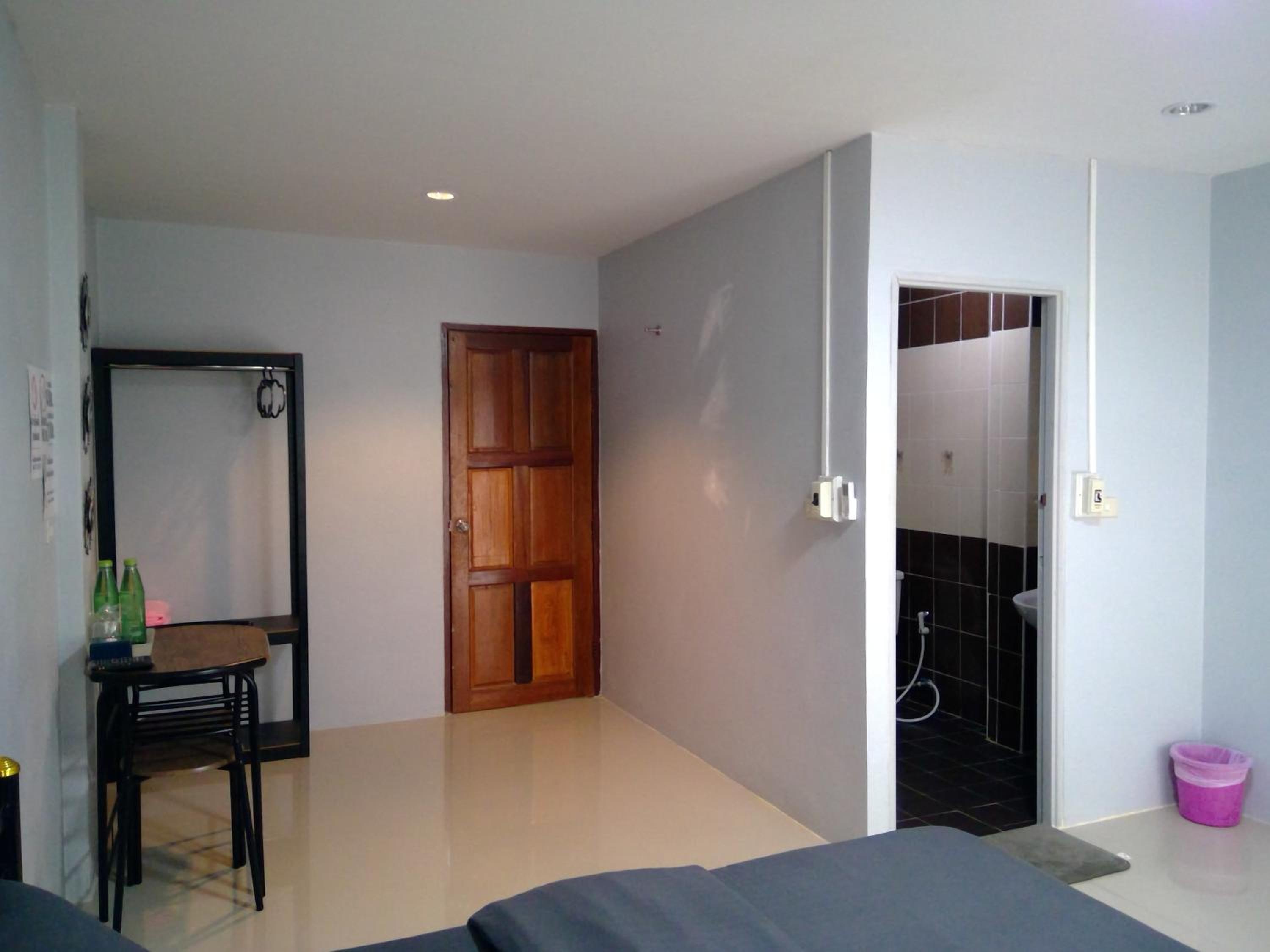 Budget Double Room - Photo 6