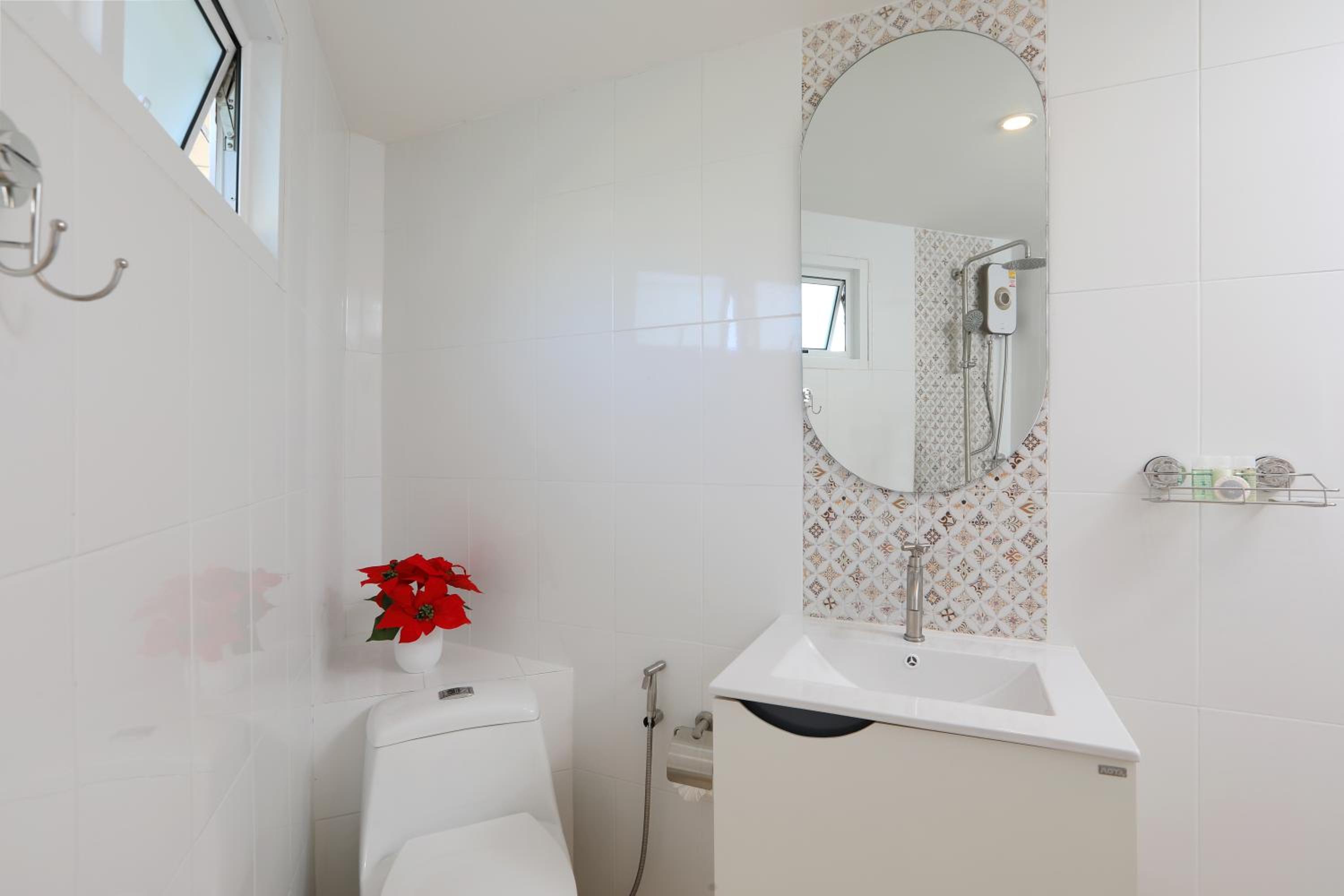 Deluxe Double Room with Balcony - Photo 4