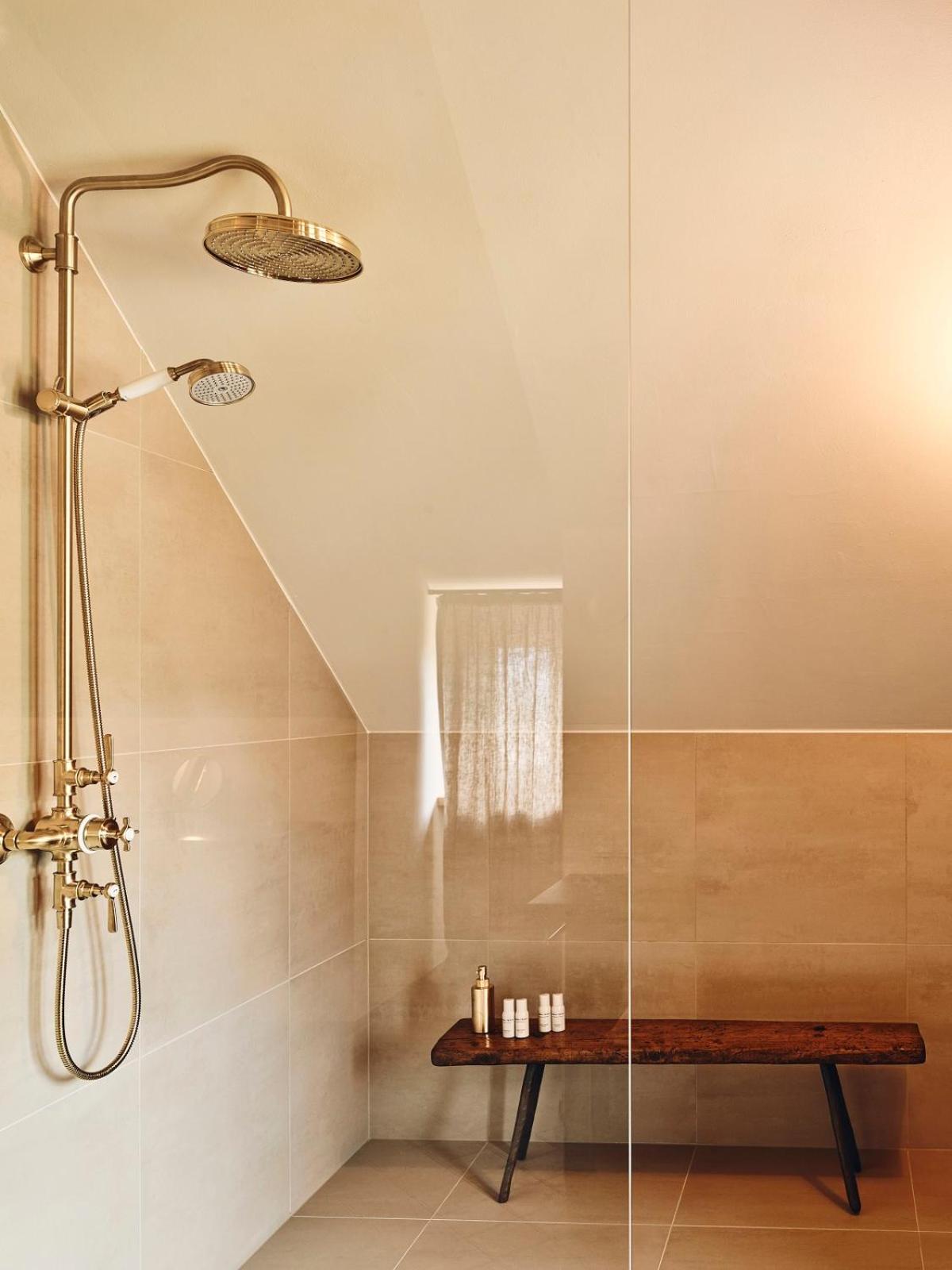 Superior Suite - Photo 12