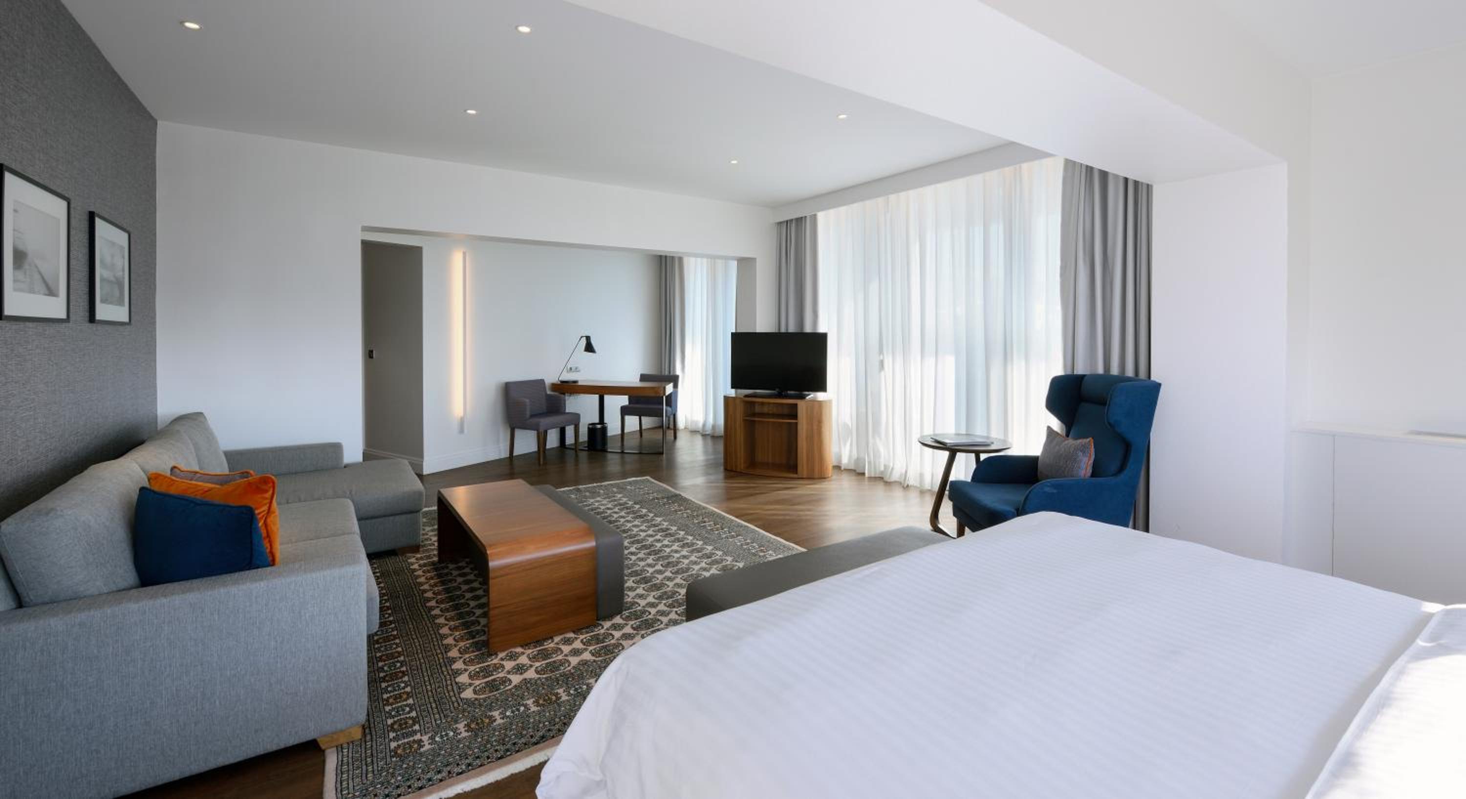 Junior Suite with City View - Photo 8