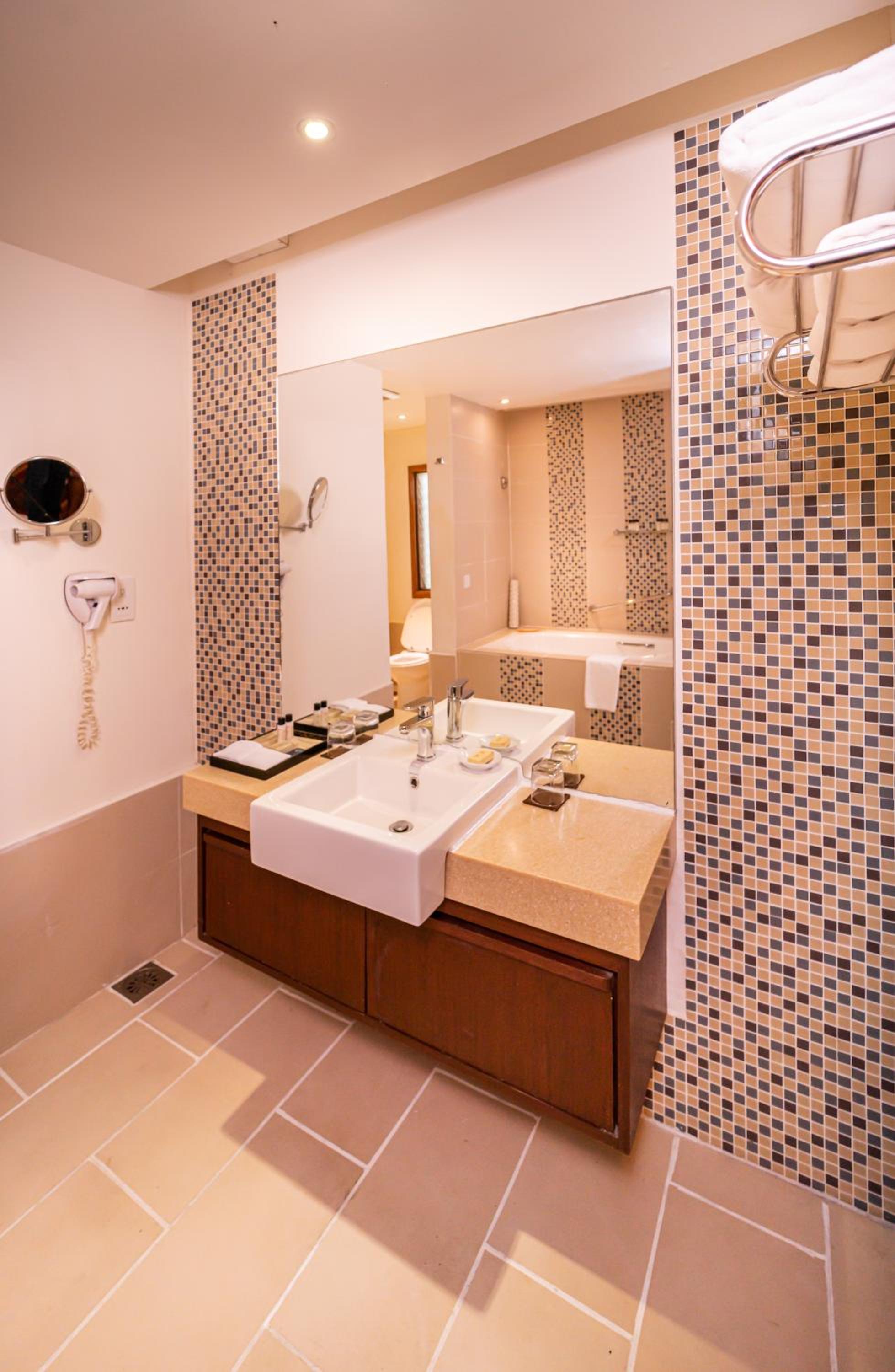 One Bedroom Sea View Suite - Photo 16