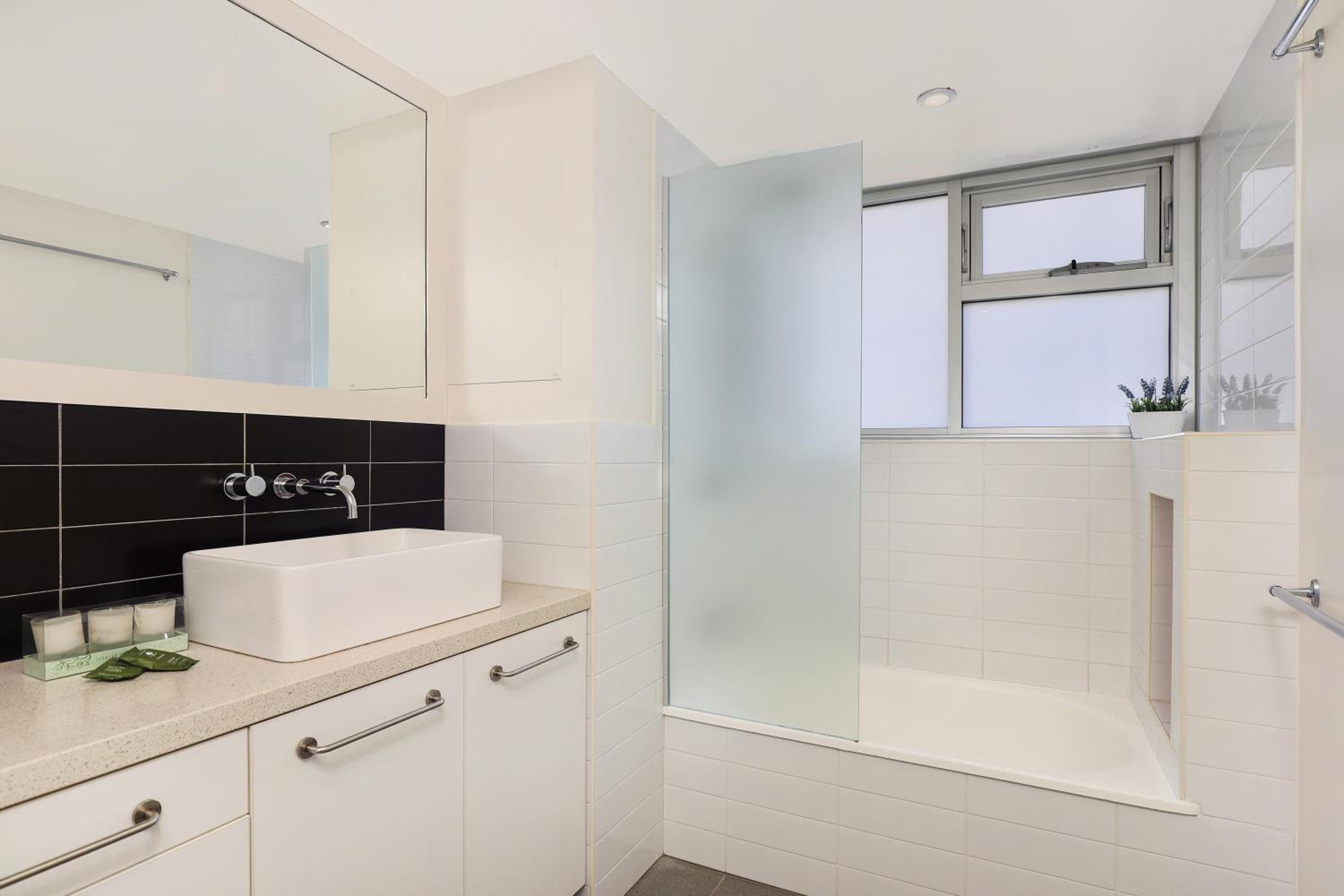 Three-Bedroom Apartment with Filtered Ocean View photo 3