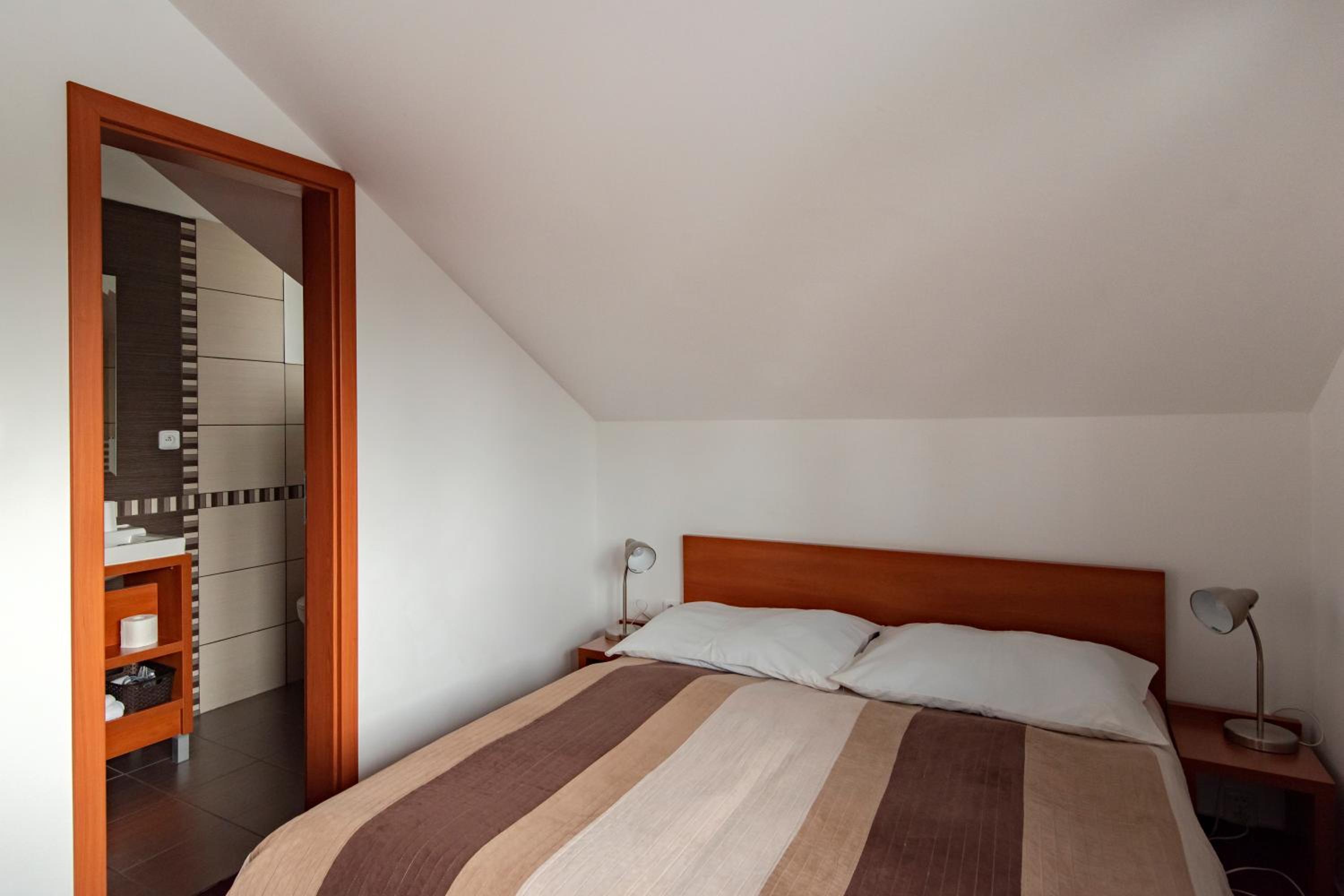 Double Room - Photo 5