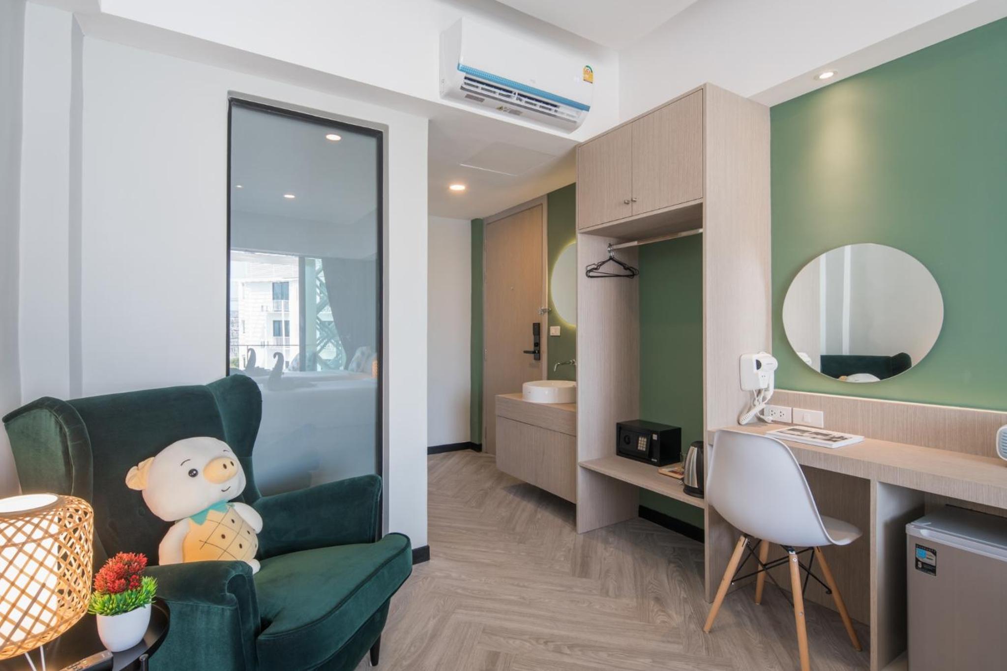 Family Suite with Balcony - Photo 9