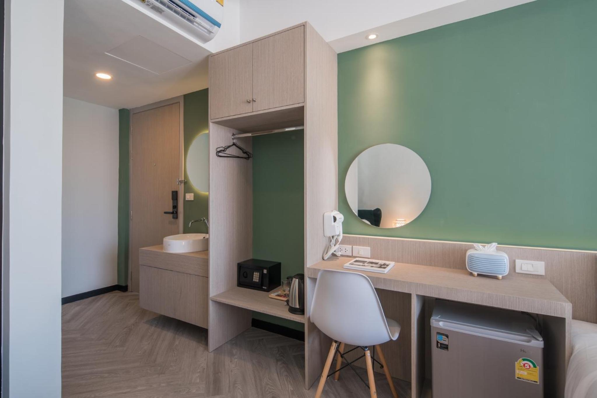 Family Suite with Balcony - Photo 8