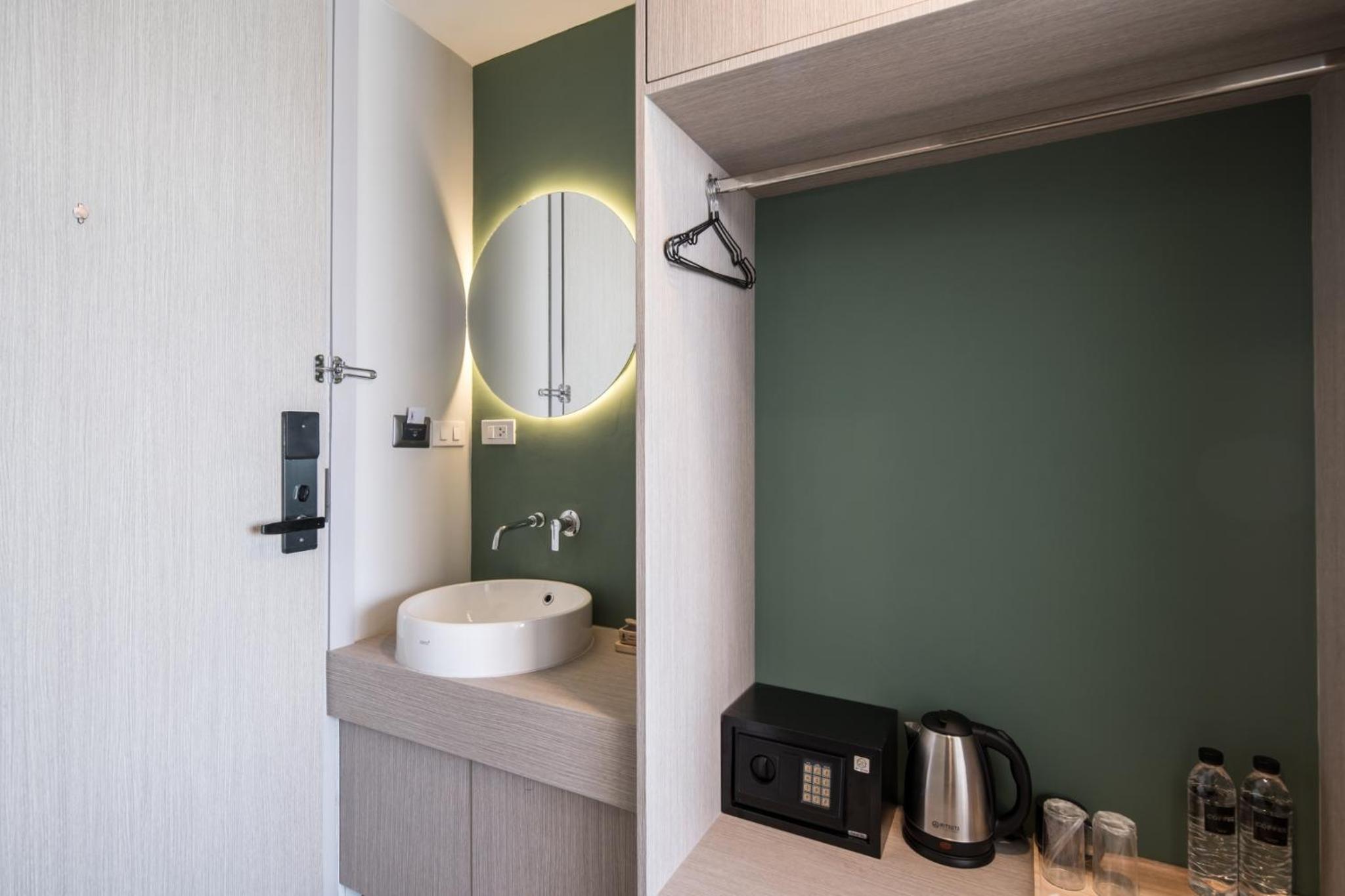 Family Suite with Balcony - Photo 7