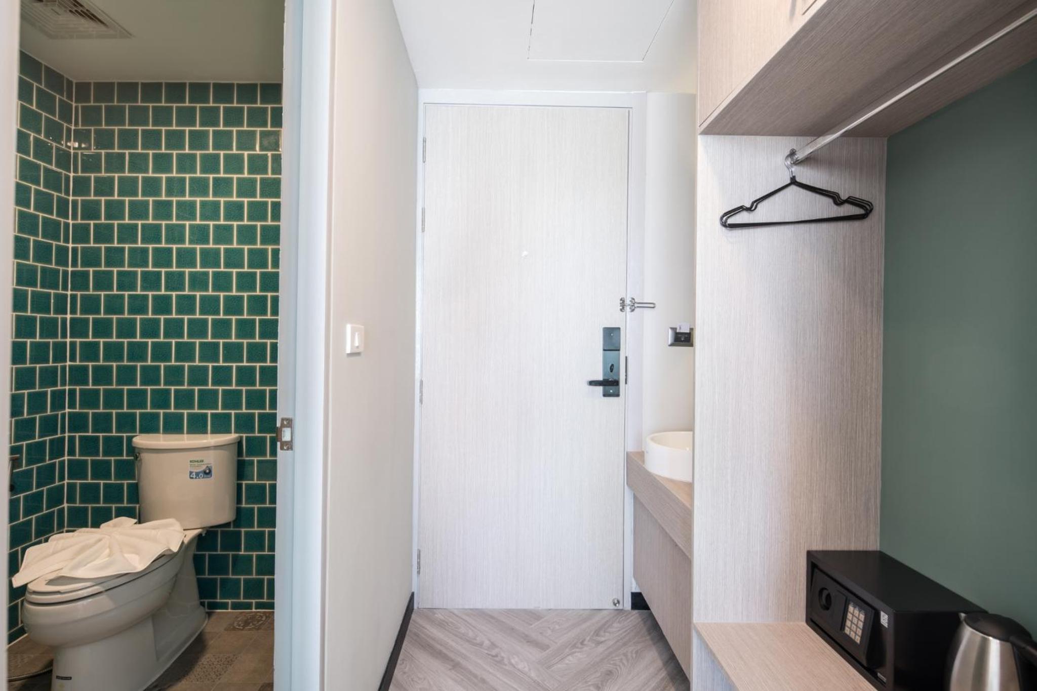 Family Suite with Balcony - Photo 6