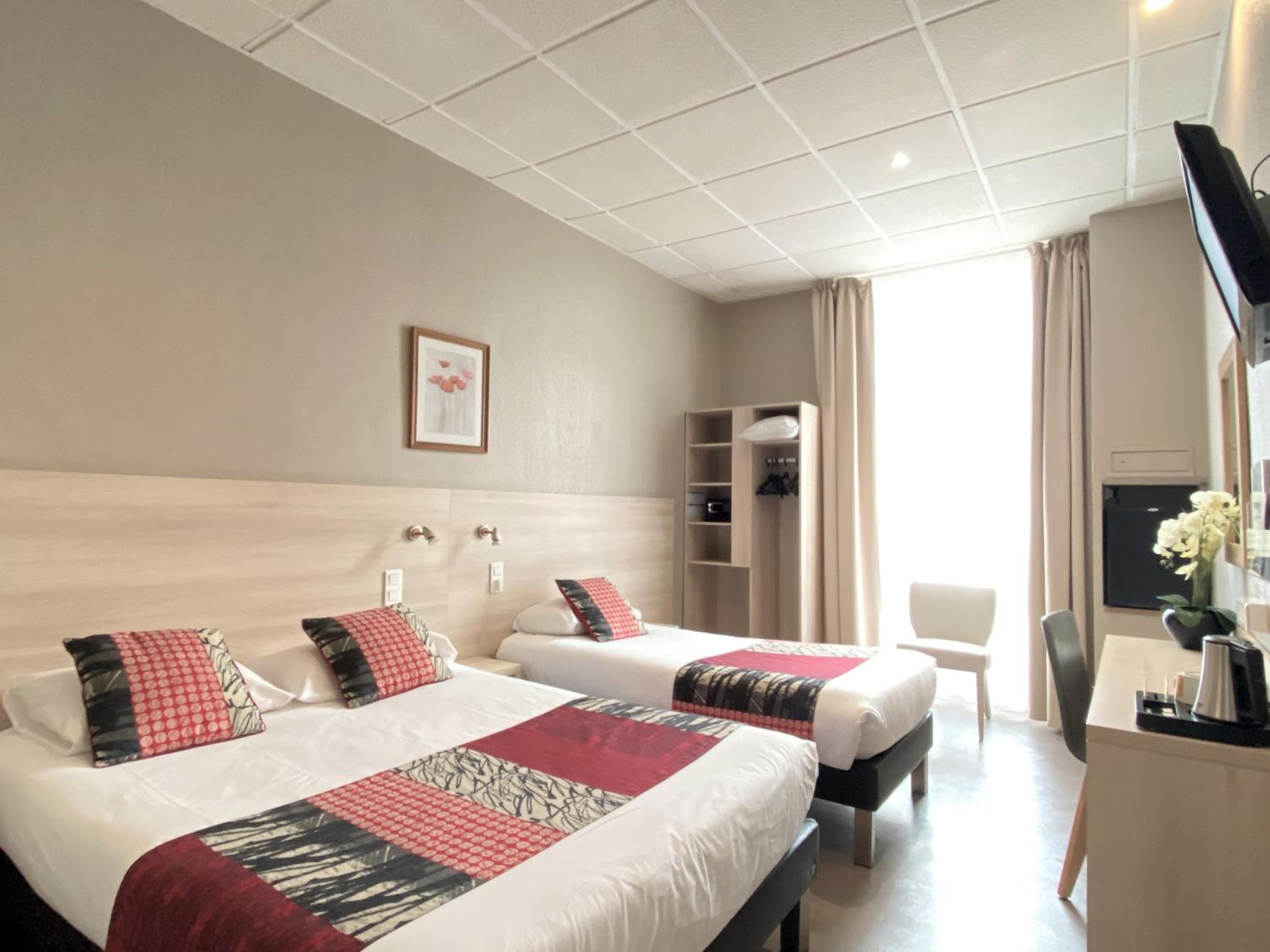 Triple Room ( 1 Double Bed with 1 Single Bed) - Photo 1