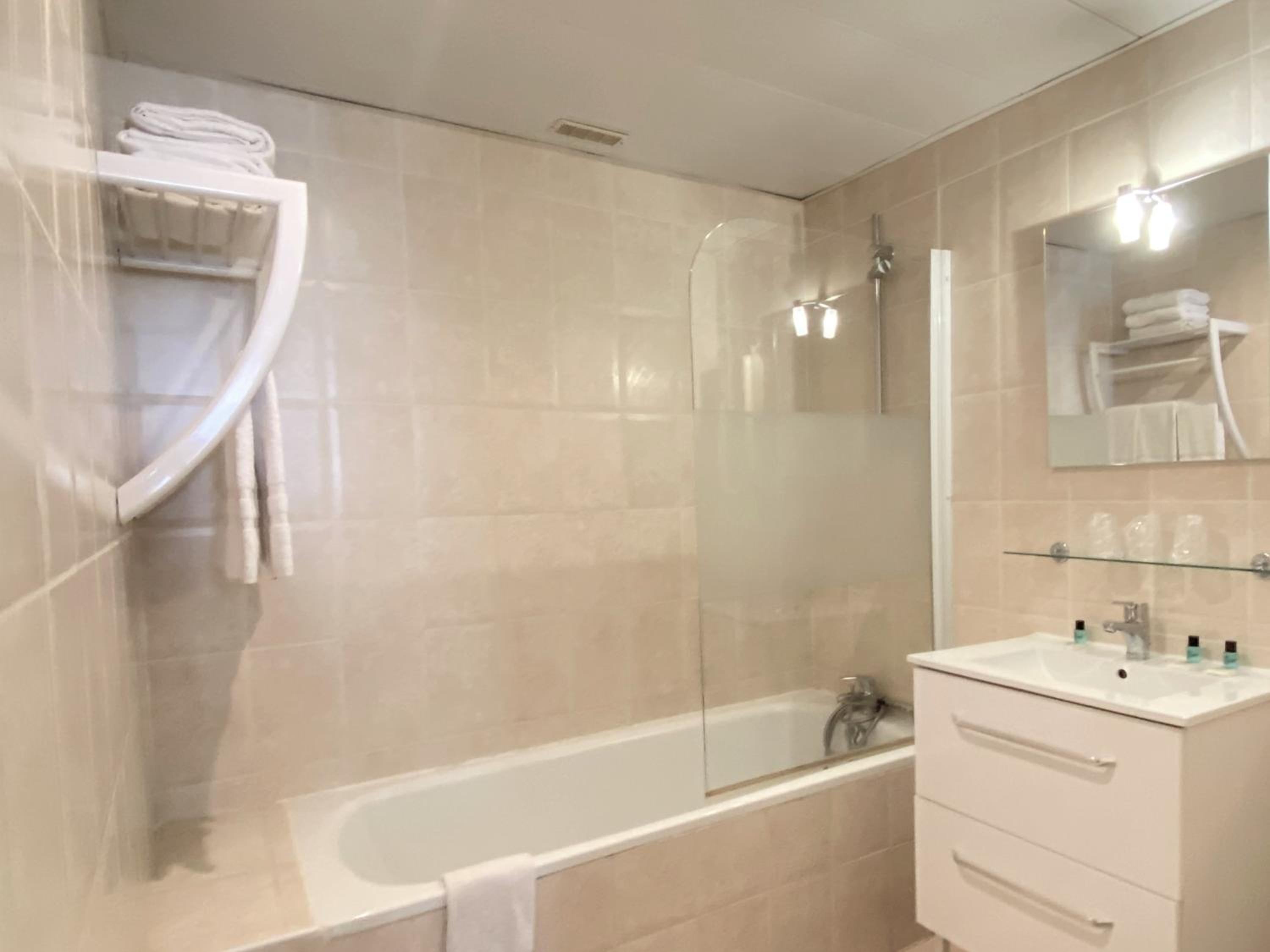 Triple Room ( 1 Double Bed with 1 Single Bed) - Photo 4
