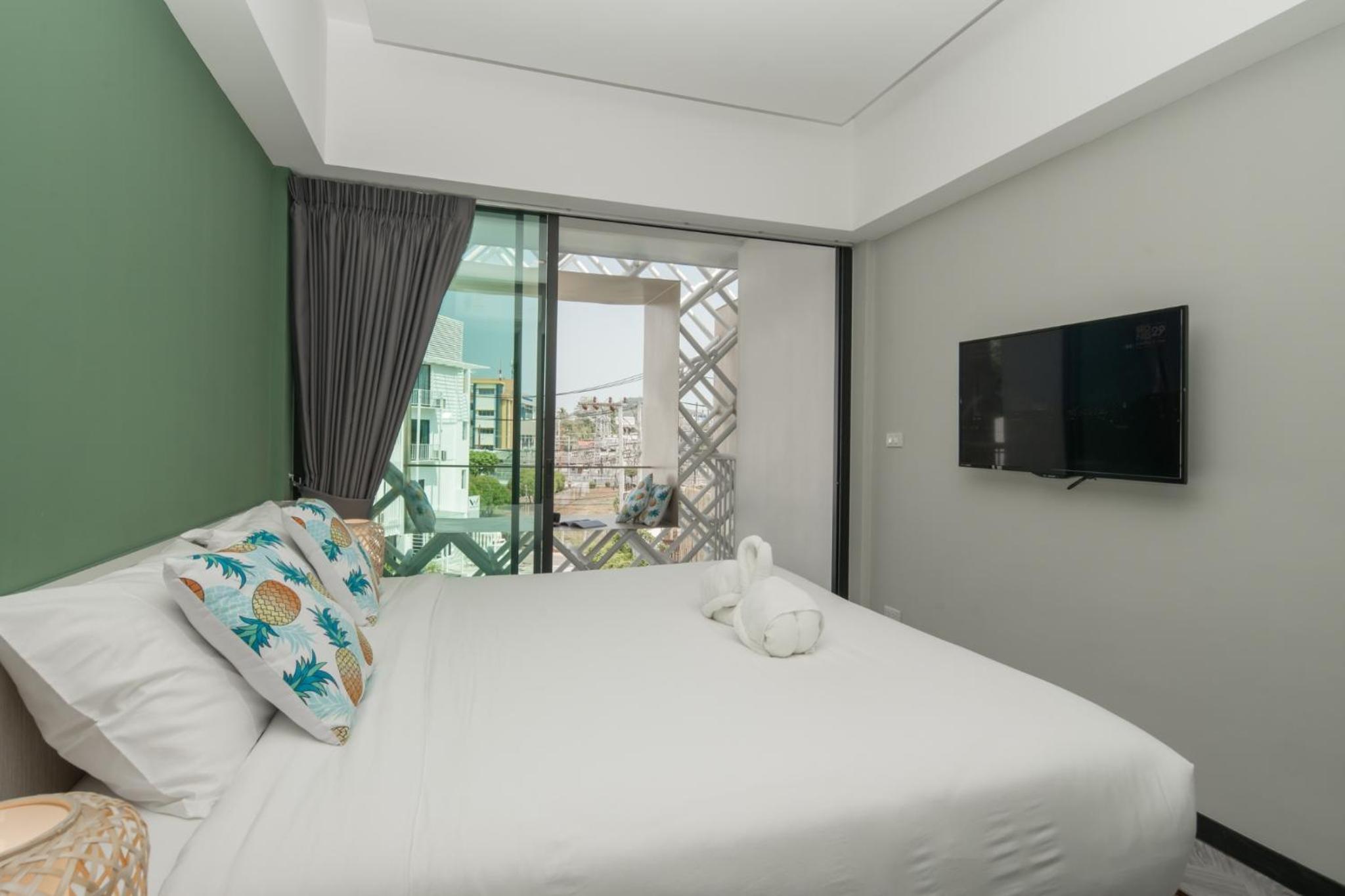 Family Suite with Balcony - Photo 18