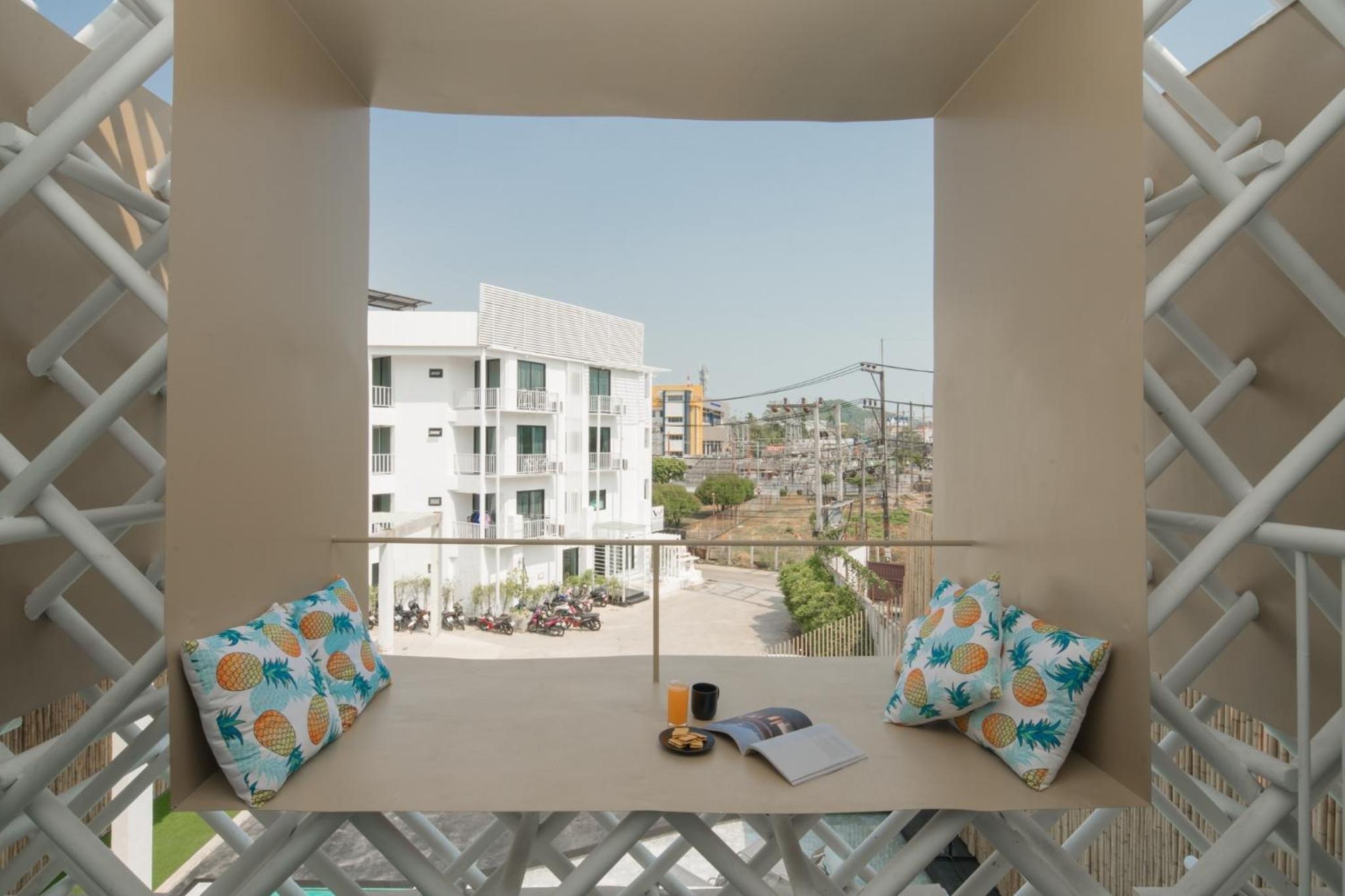 Family Suite with Balcony - Photo 12