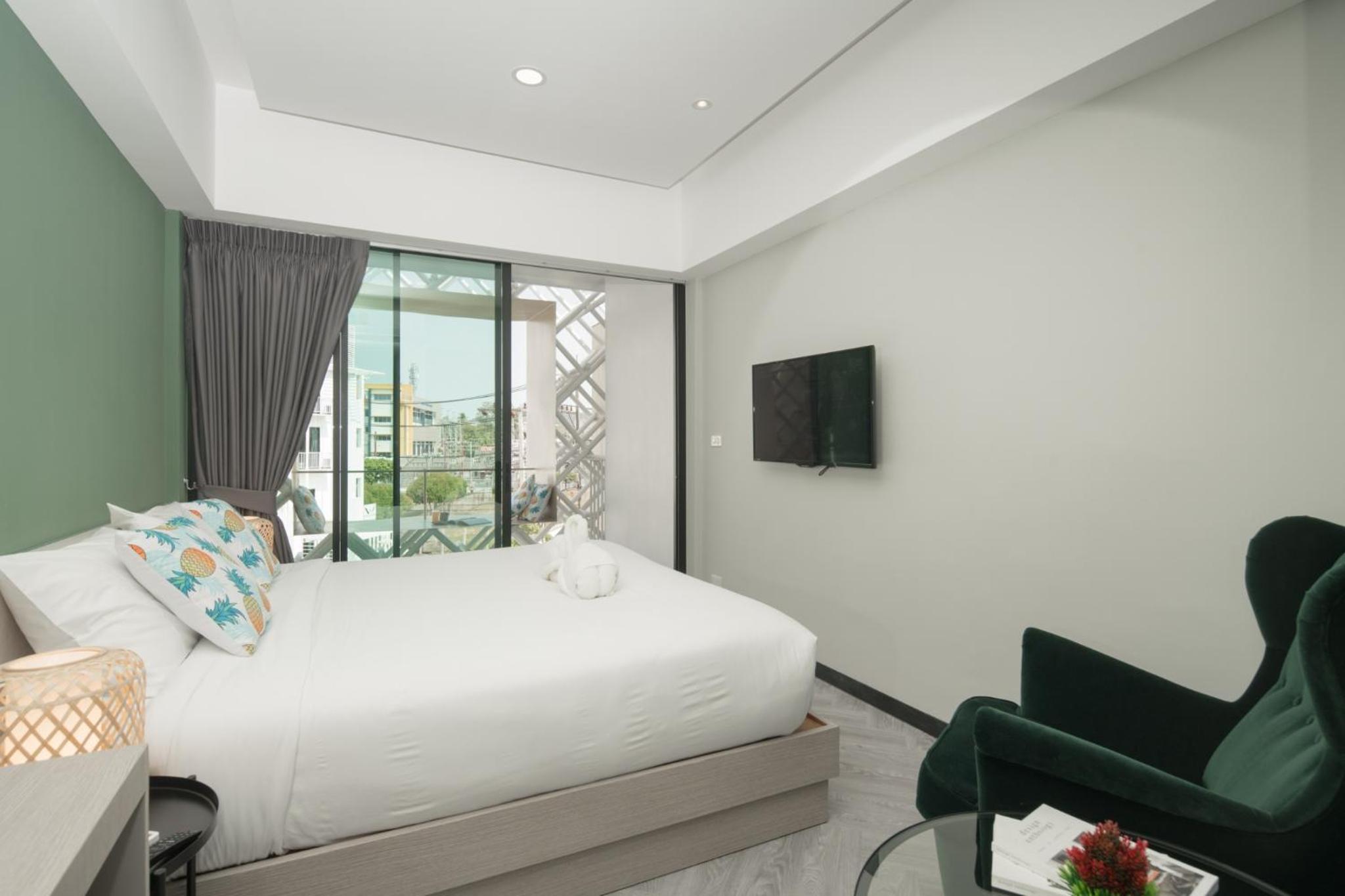 Family Suite with Balcony - Photo 10