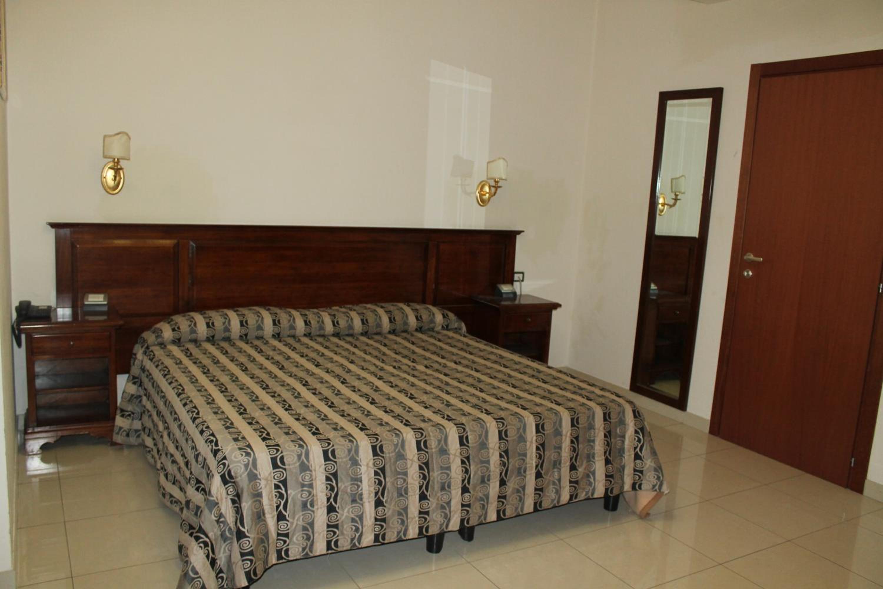 Double or Twin Room with Private Bathroom - Photo 8