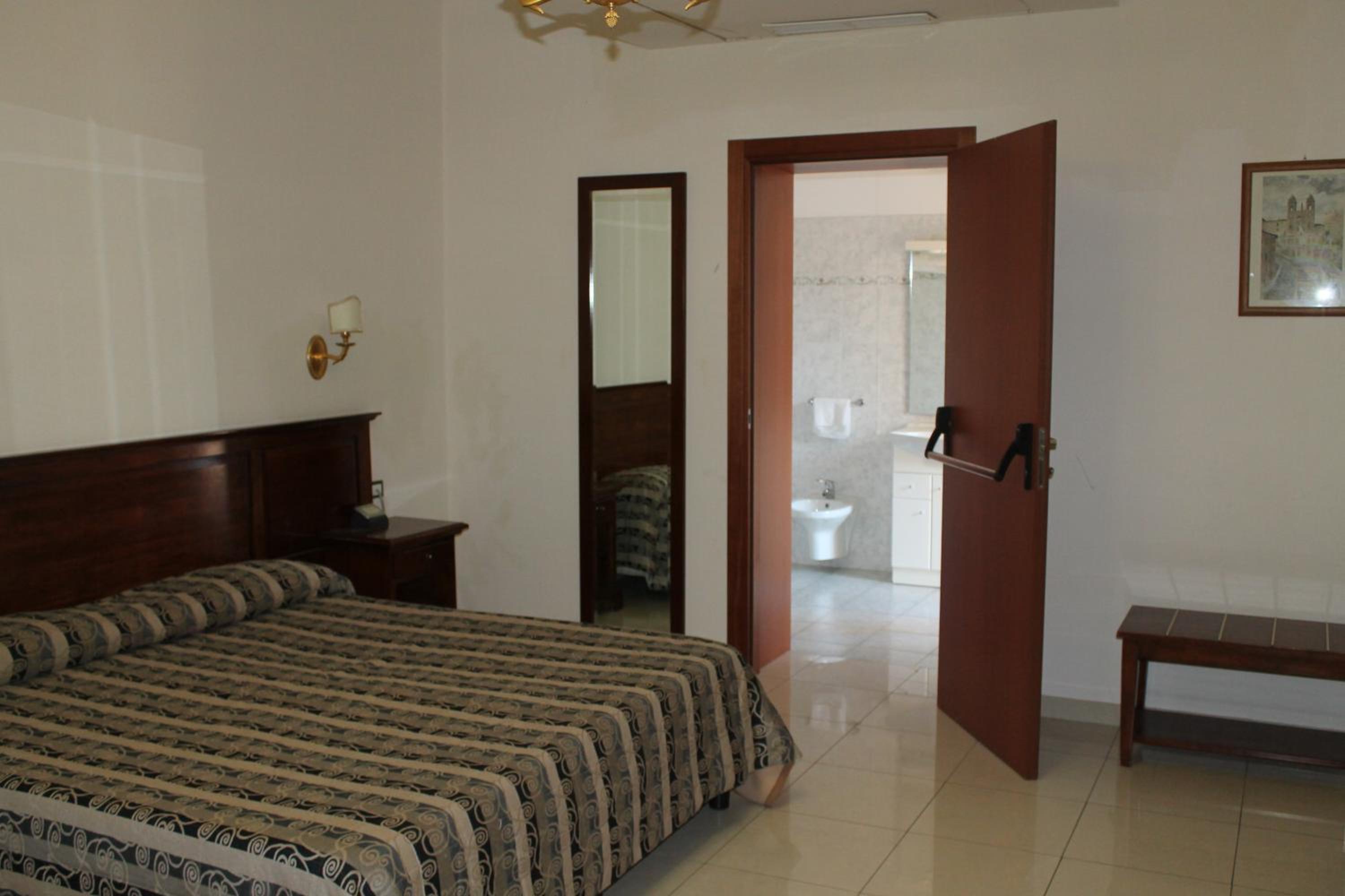 Double or Twin Room with Private Bathroom - Photo 7