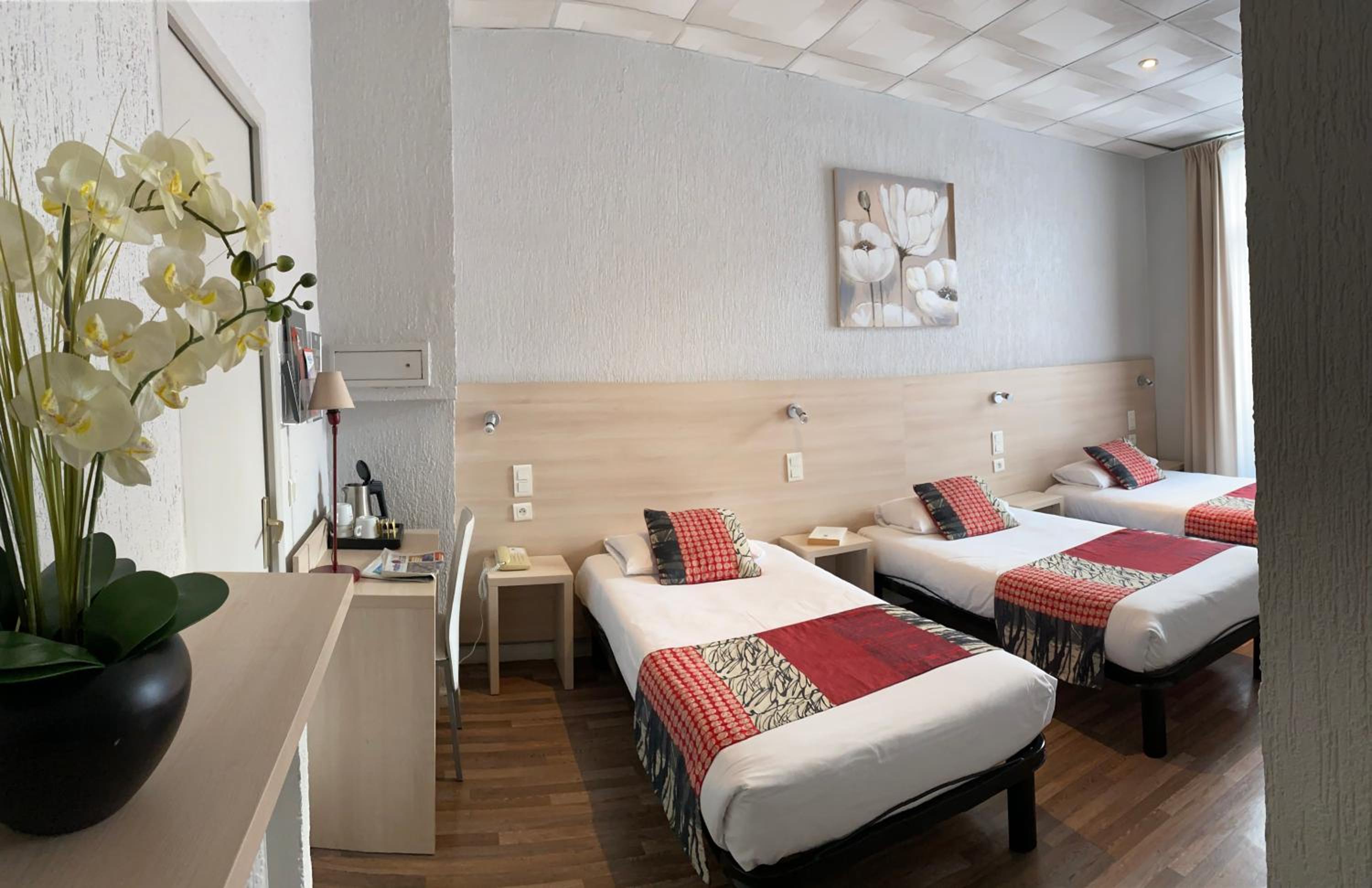 Triple Room 3 Beds - Photo 1