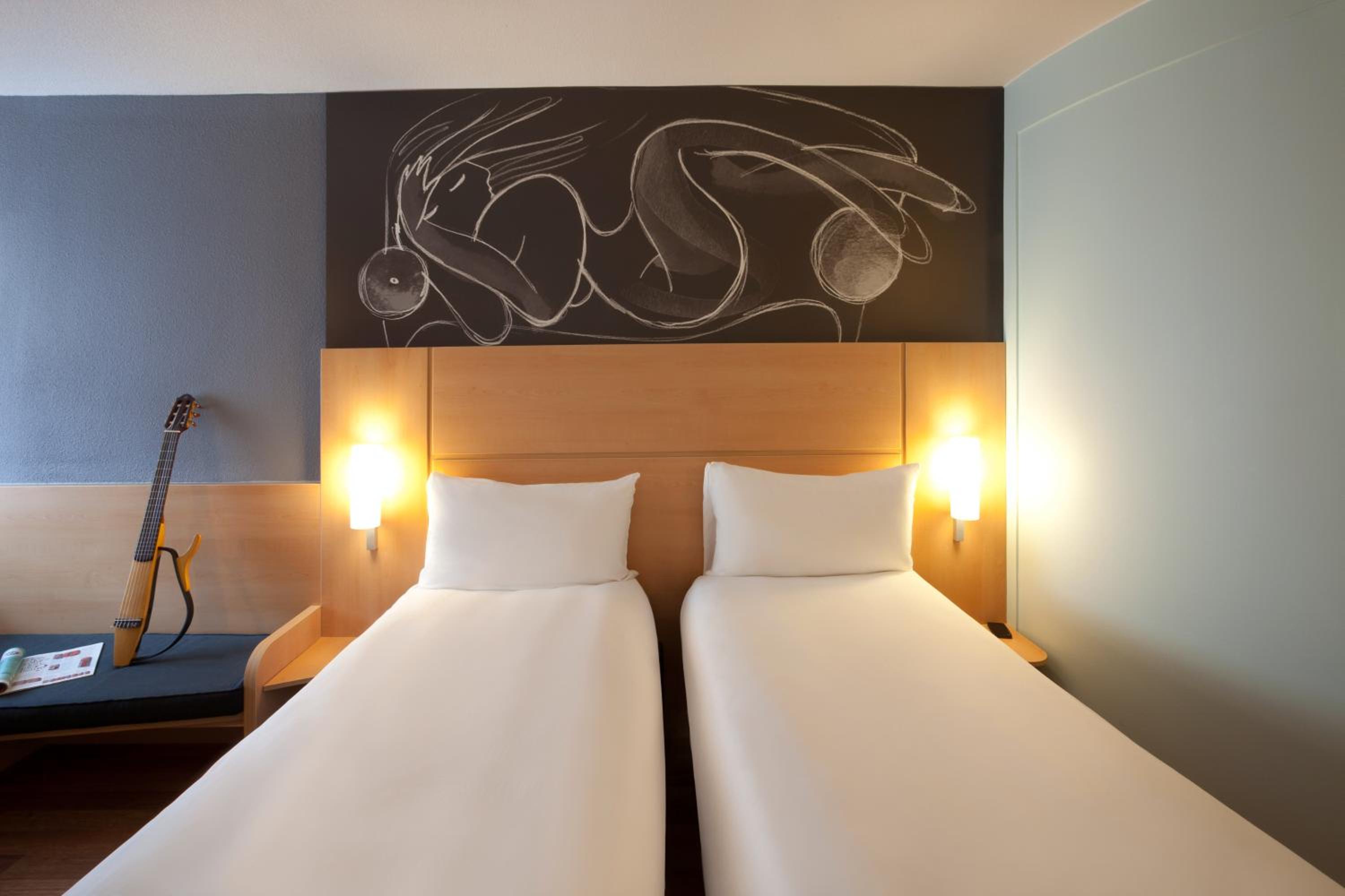 Standard Room with 2 Single Beds photo 3
