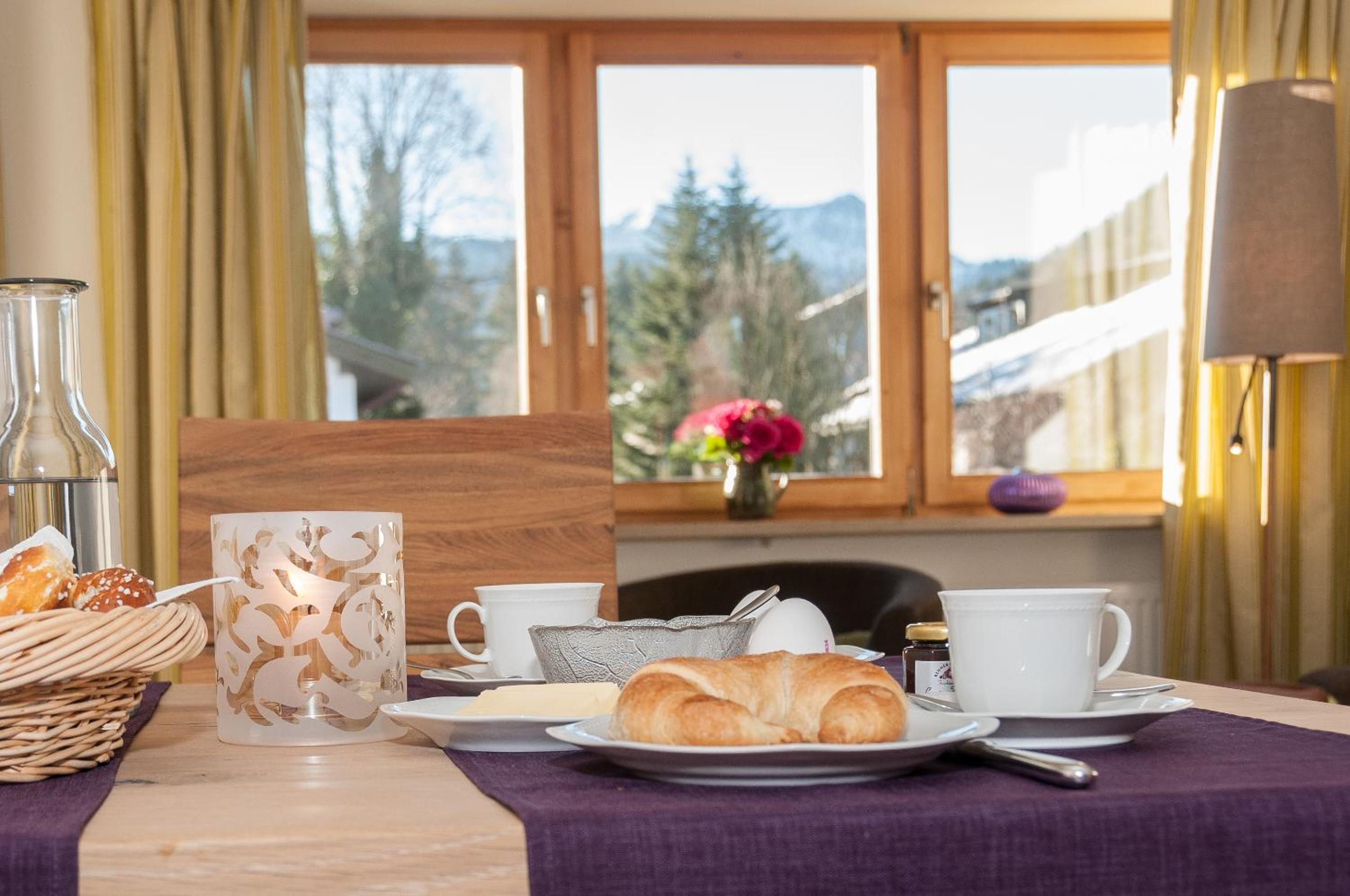 One-Bedroom Apartment with Balcony and Mountain View   photo 2