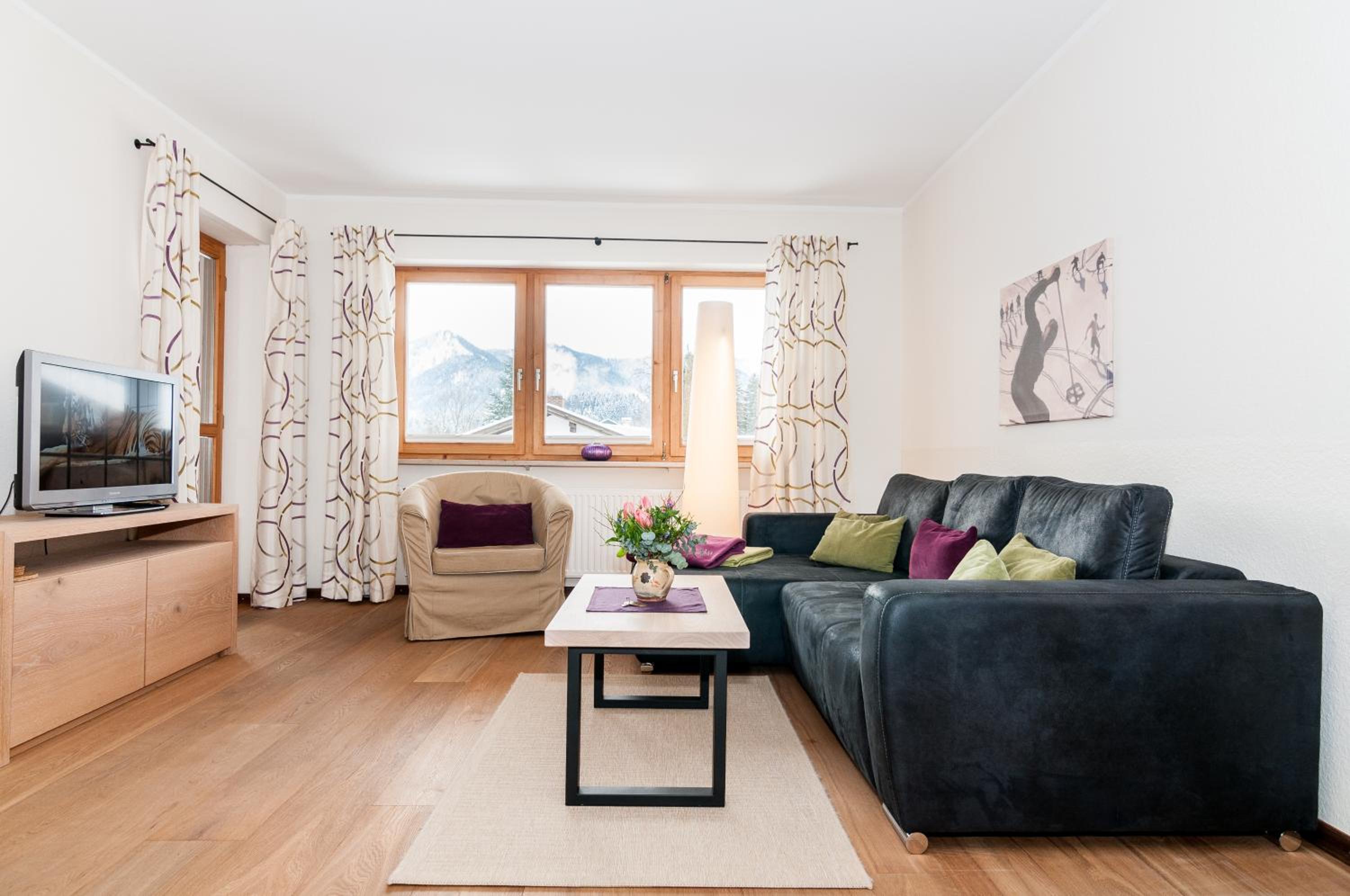 One-Bedroom Apartment with Balcony and Mountain View   photo 1