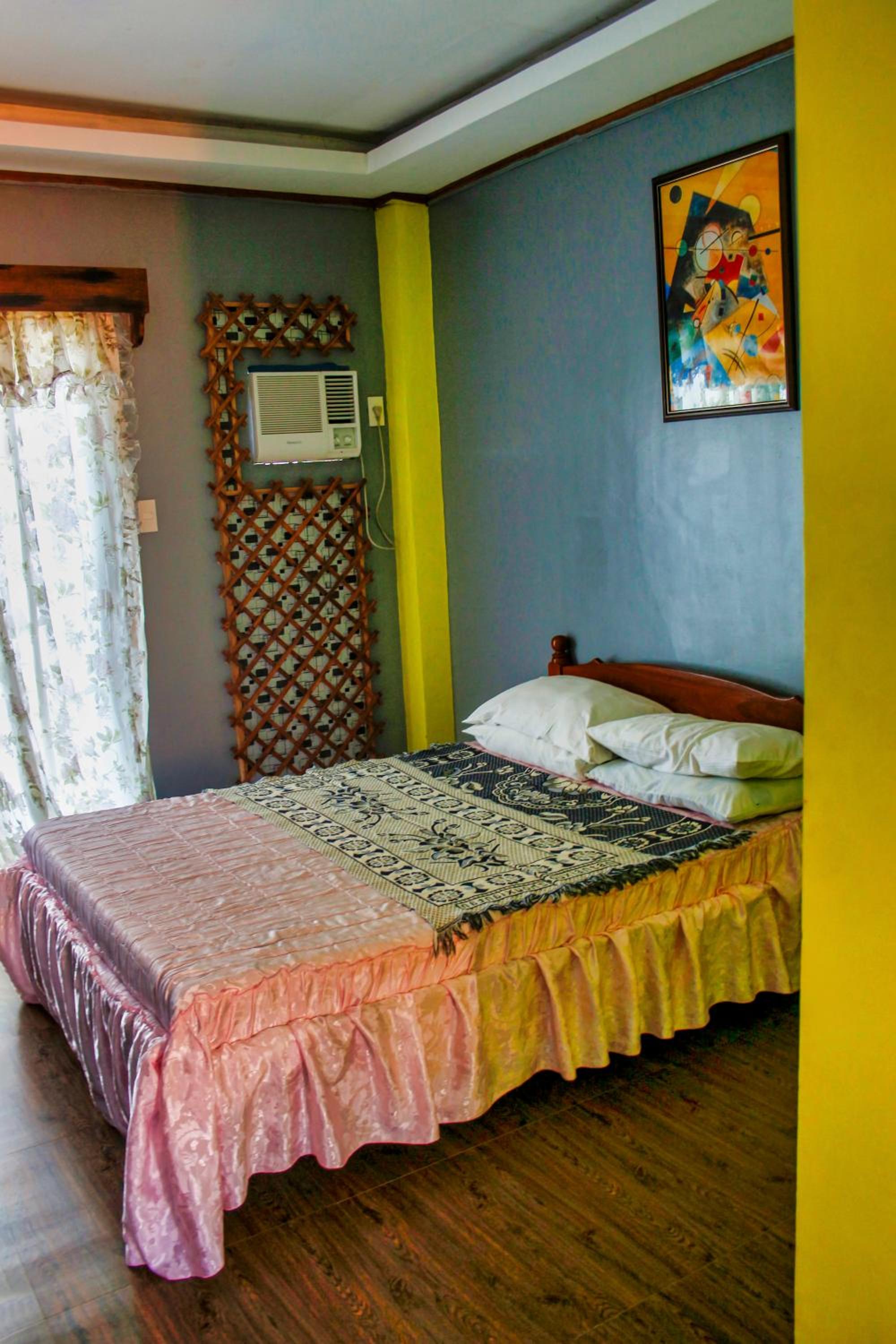 Queen Room with Balcony - Photo 5