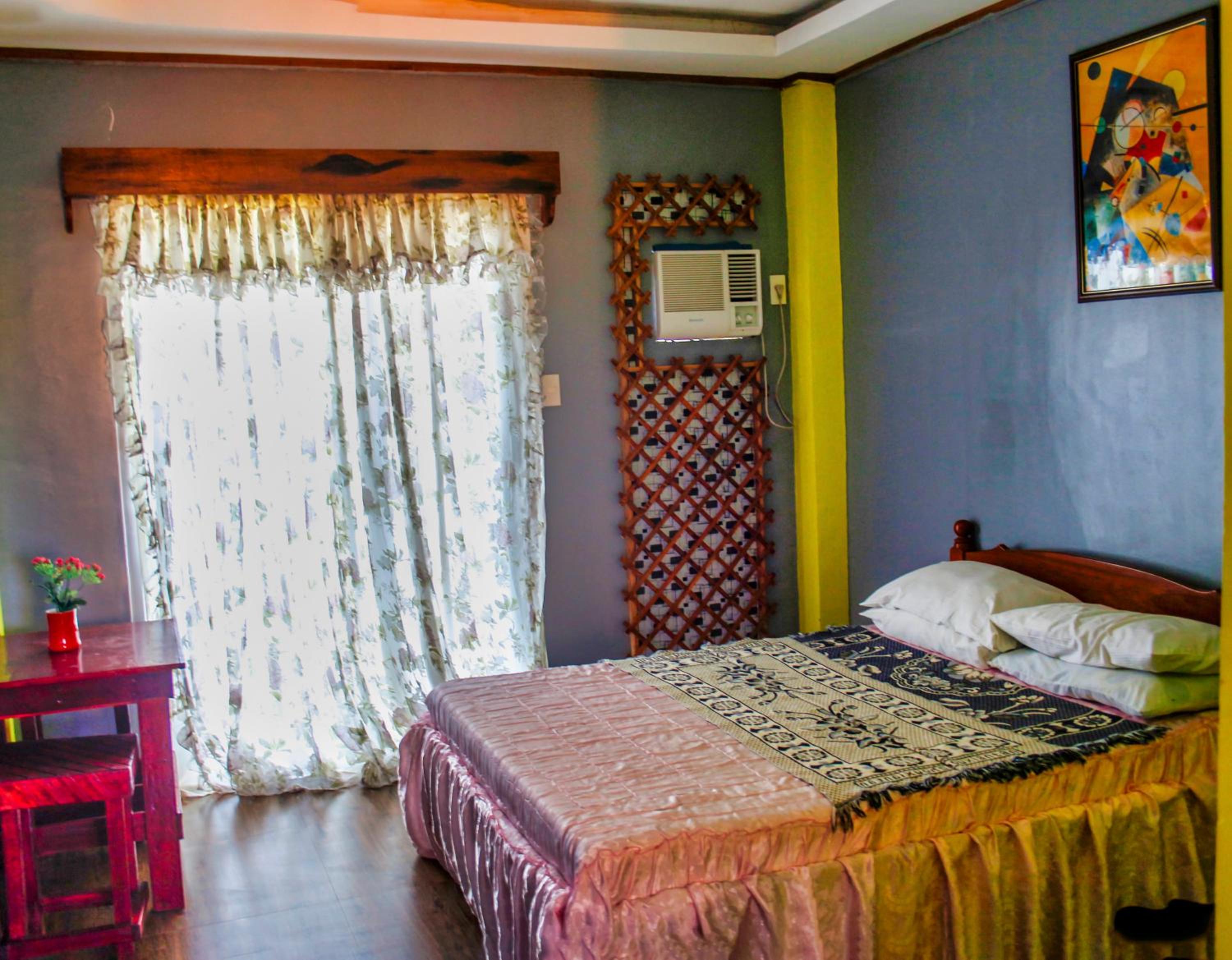 Queen Room with Balcony - Photo 6