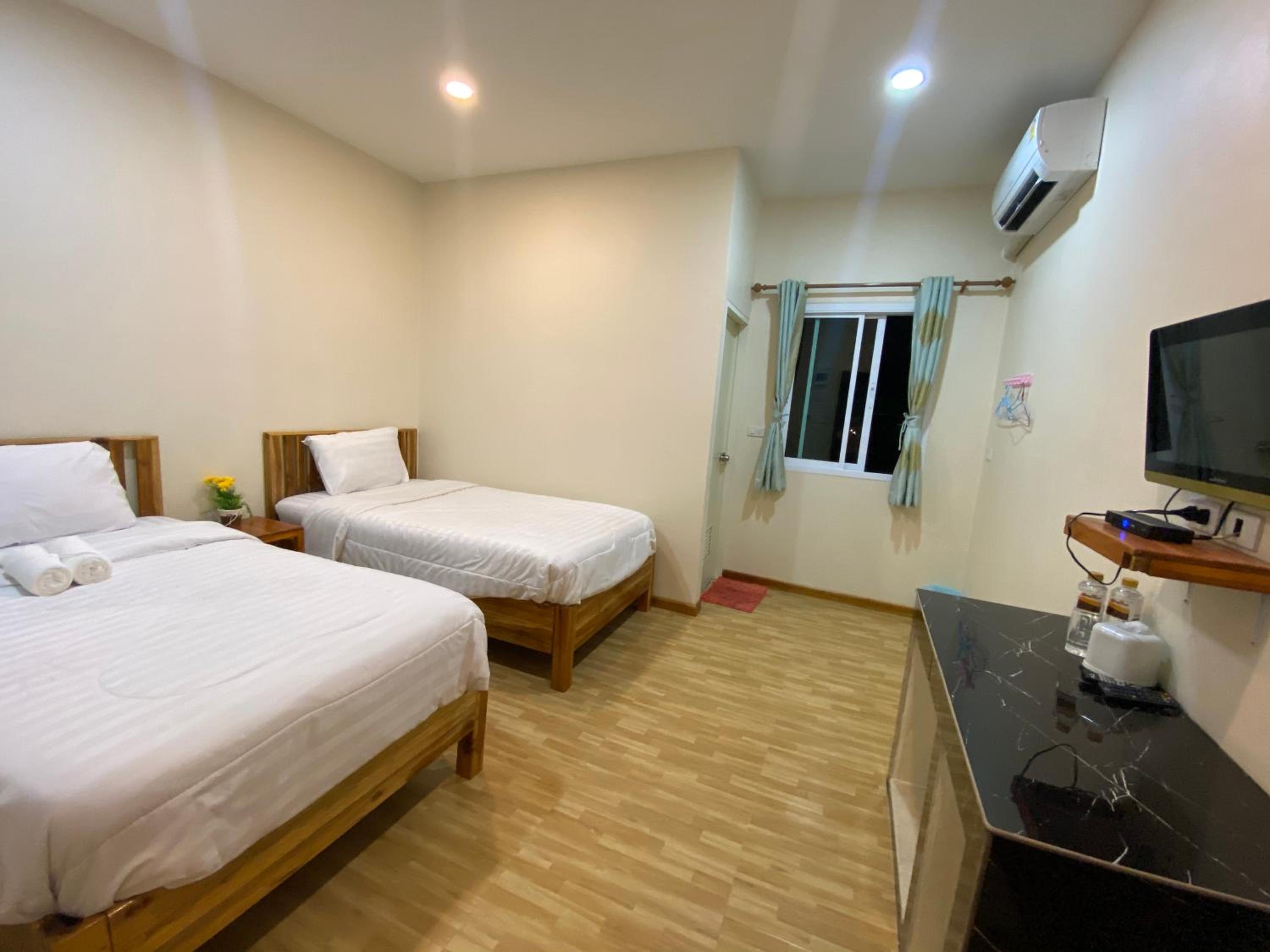Twin Room with Private Bathroom - Photo 3