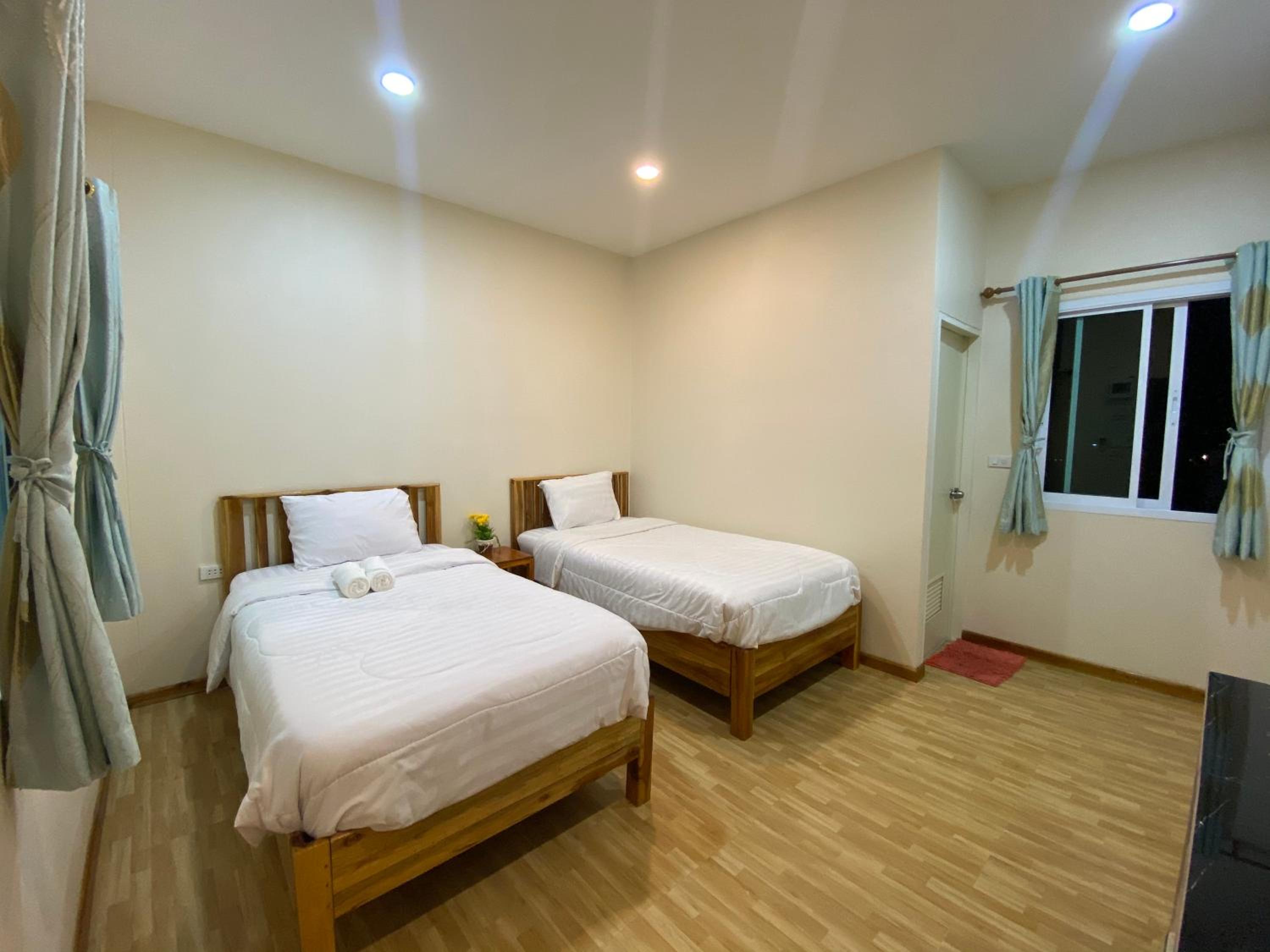 Twin Room with Private Bathroom - Photo 2