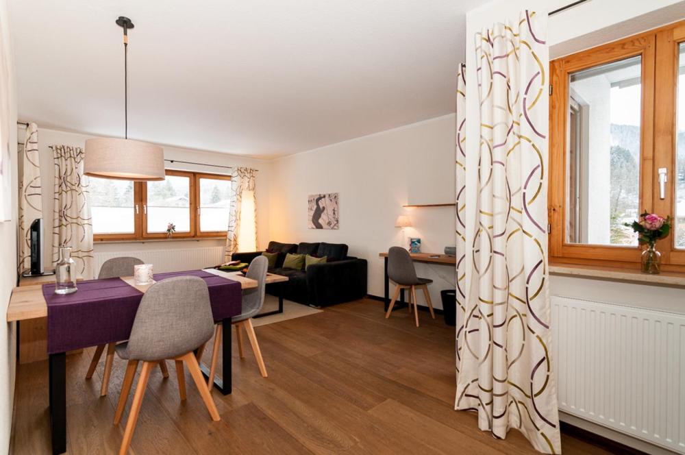 One-Bedroom Apartment with Balcony and Mountain View   photo 3