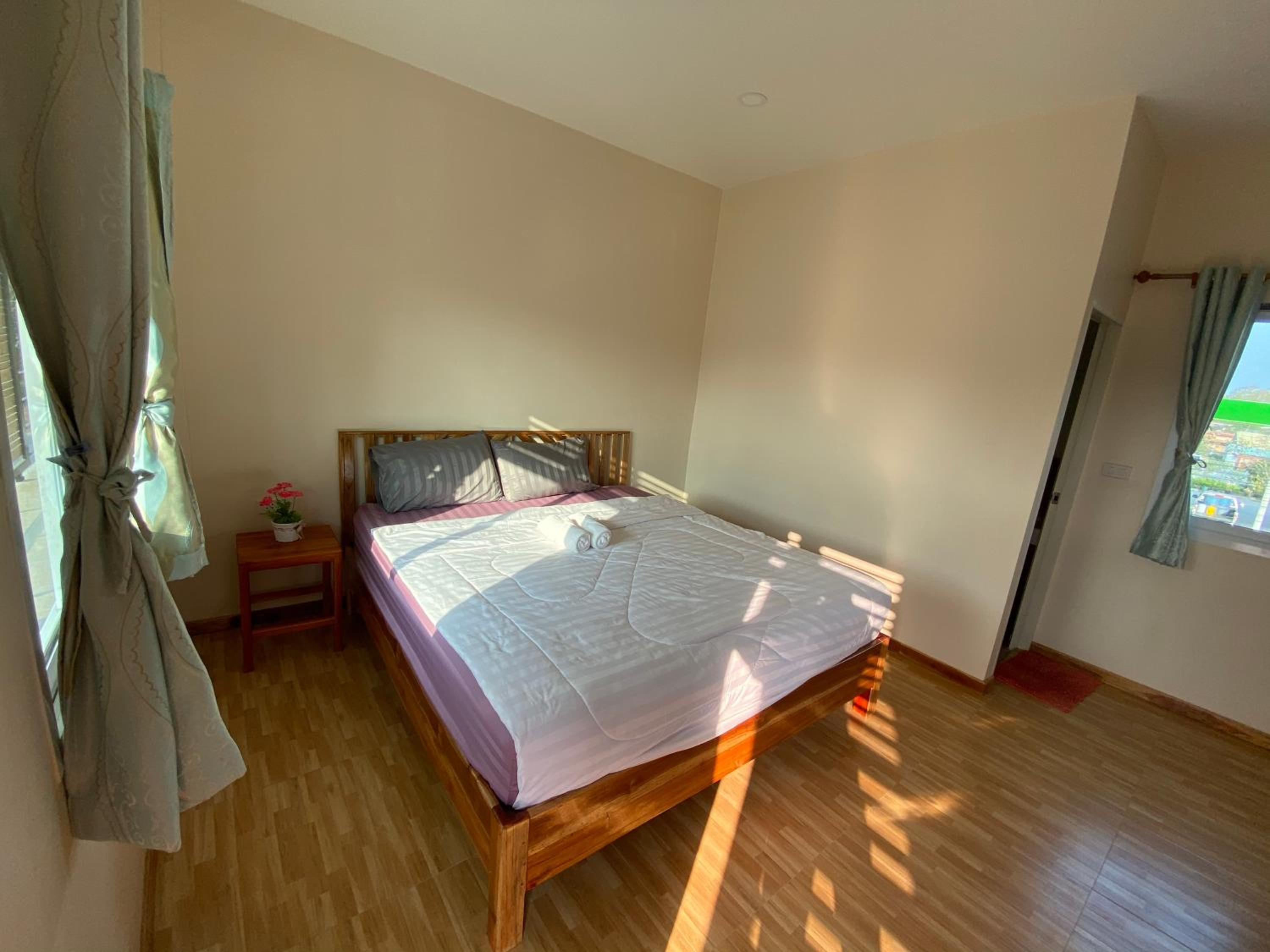 Double Room with Private Bathroom - Photo 6