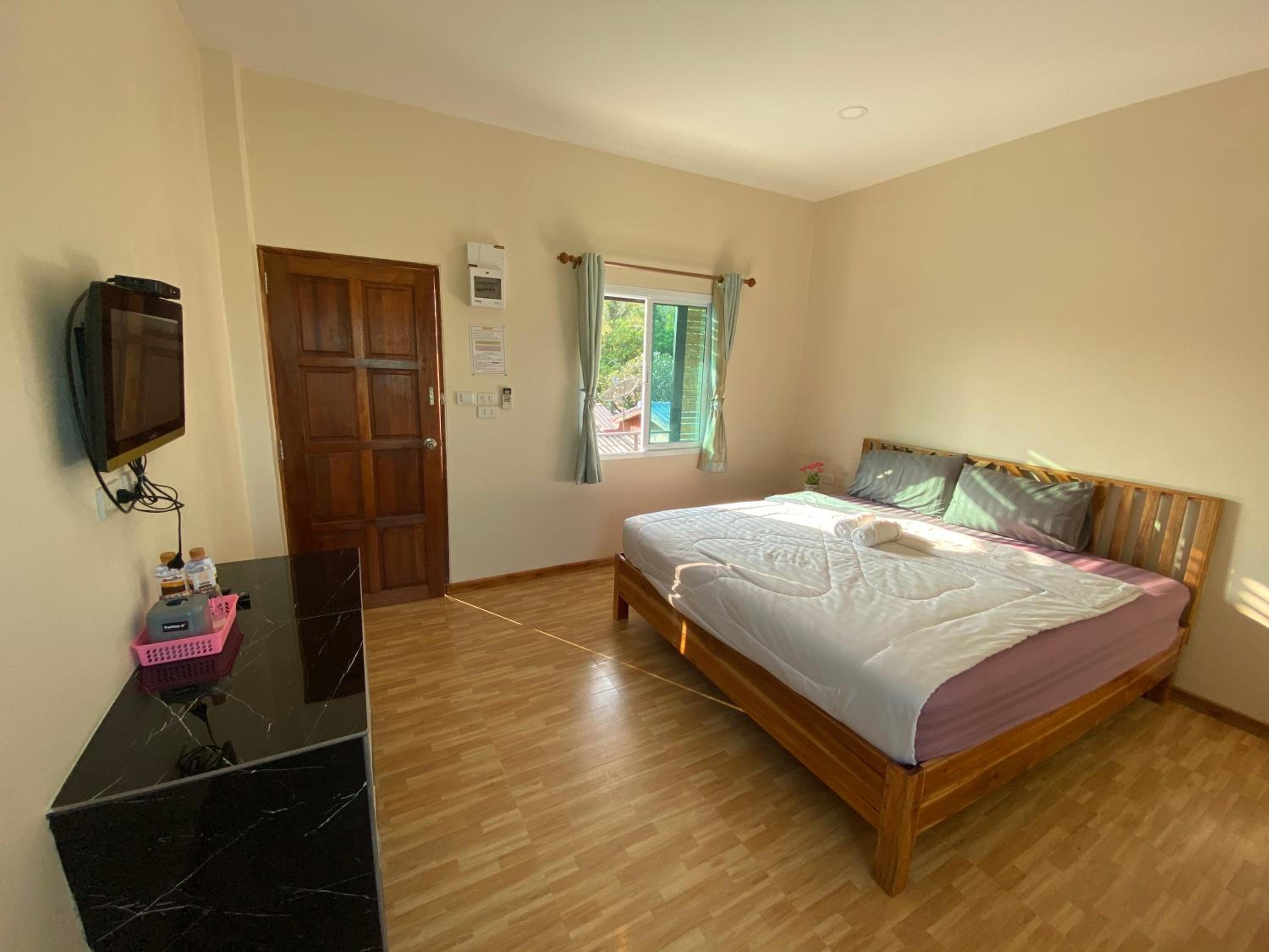 Double Room with Private Bathroom - Photo 2