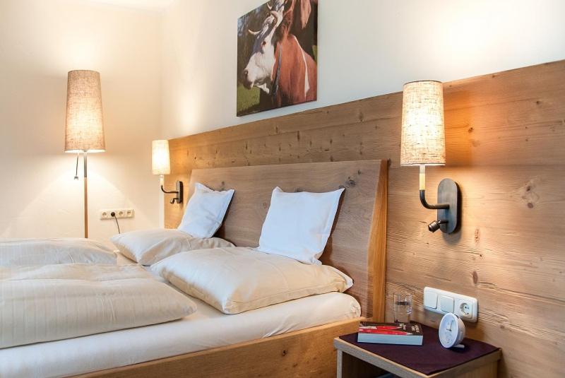 One-Bedroom Apartment with Balcony and Mountain View photo 2