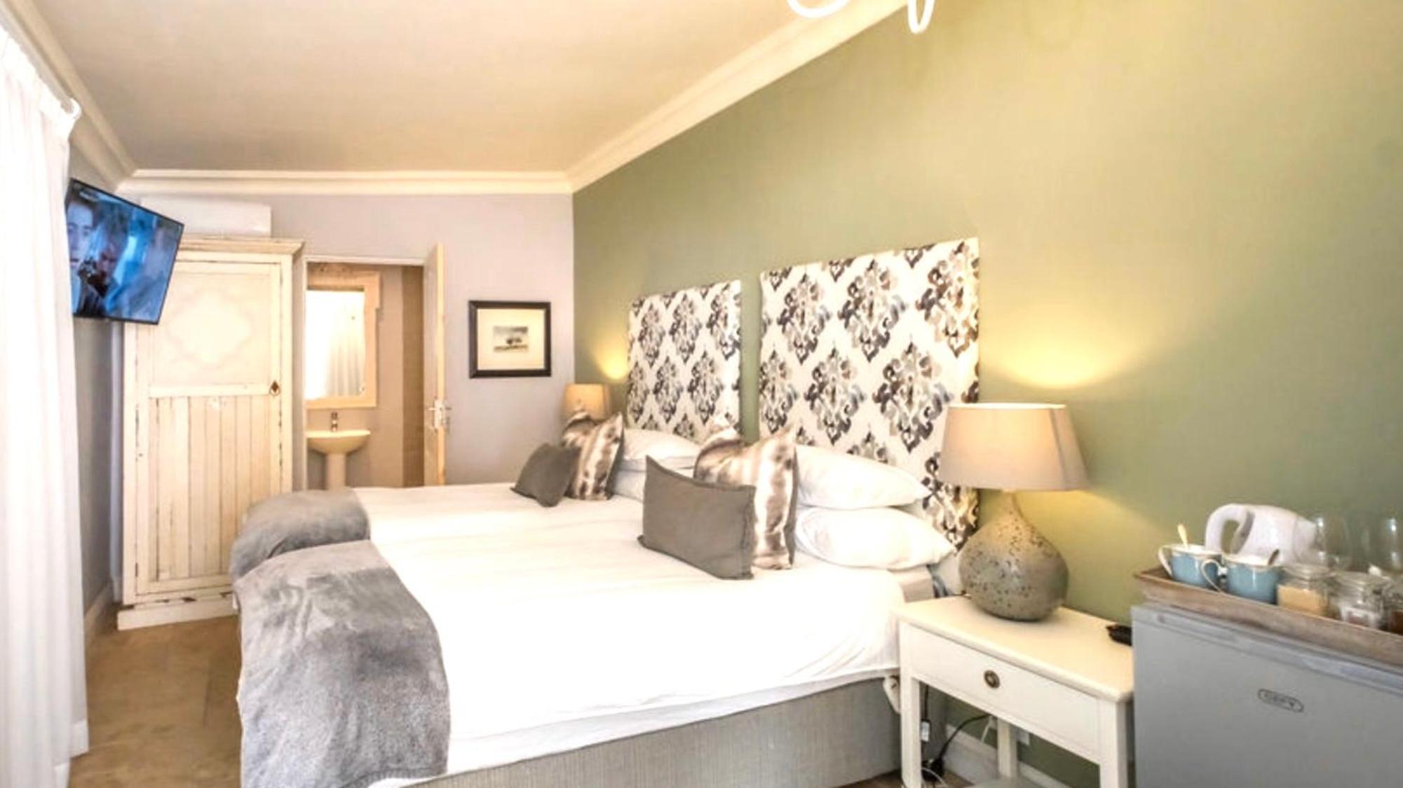 Deluxe Double or Twin Room with Pool View - Photo 1