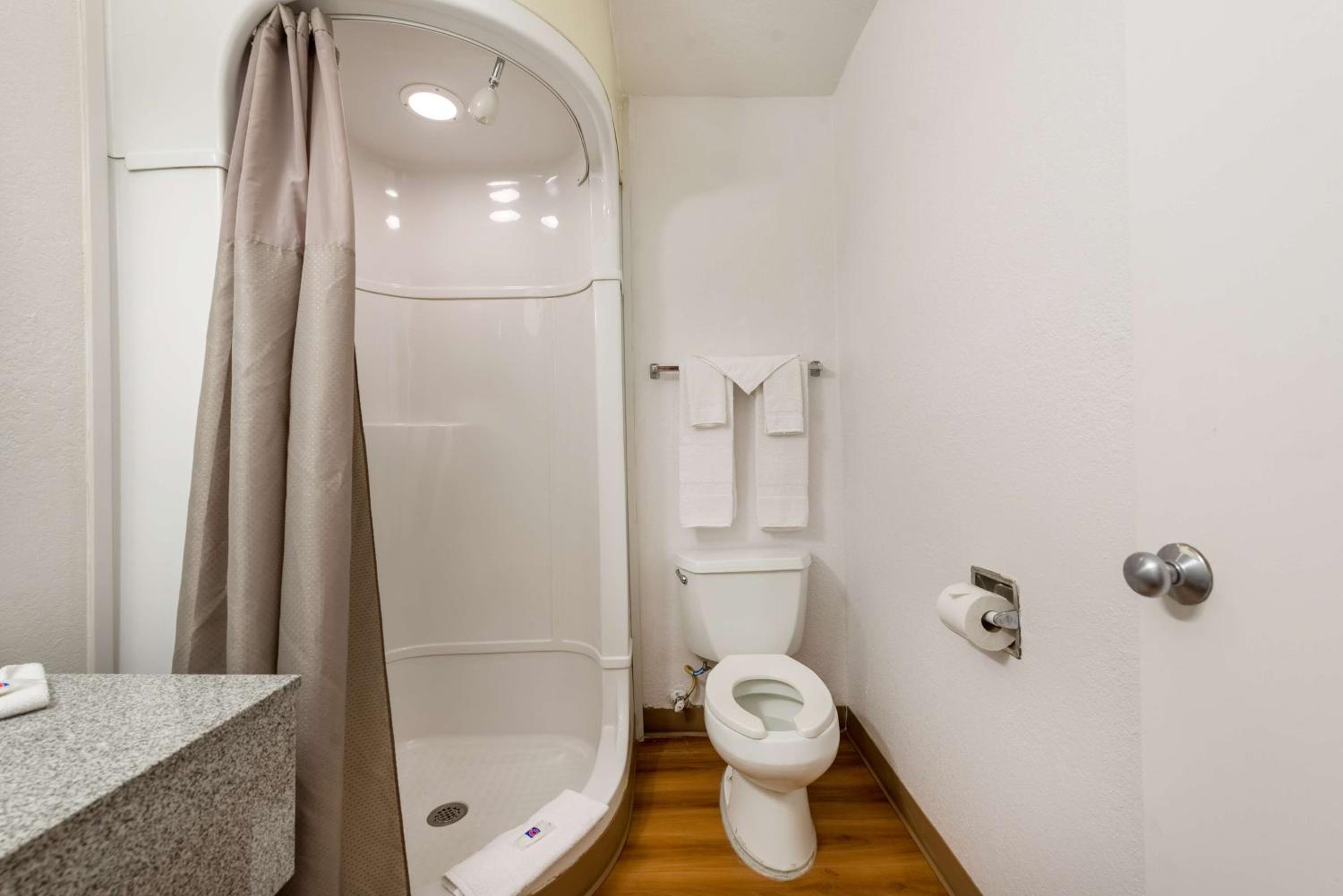 Queen Room - Non-Smoking - Photo 6