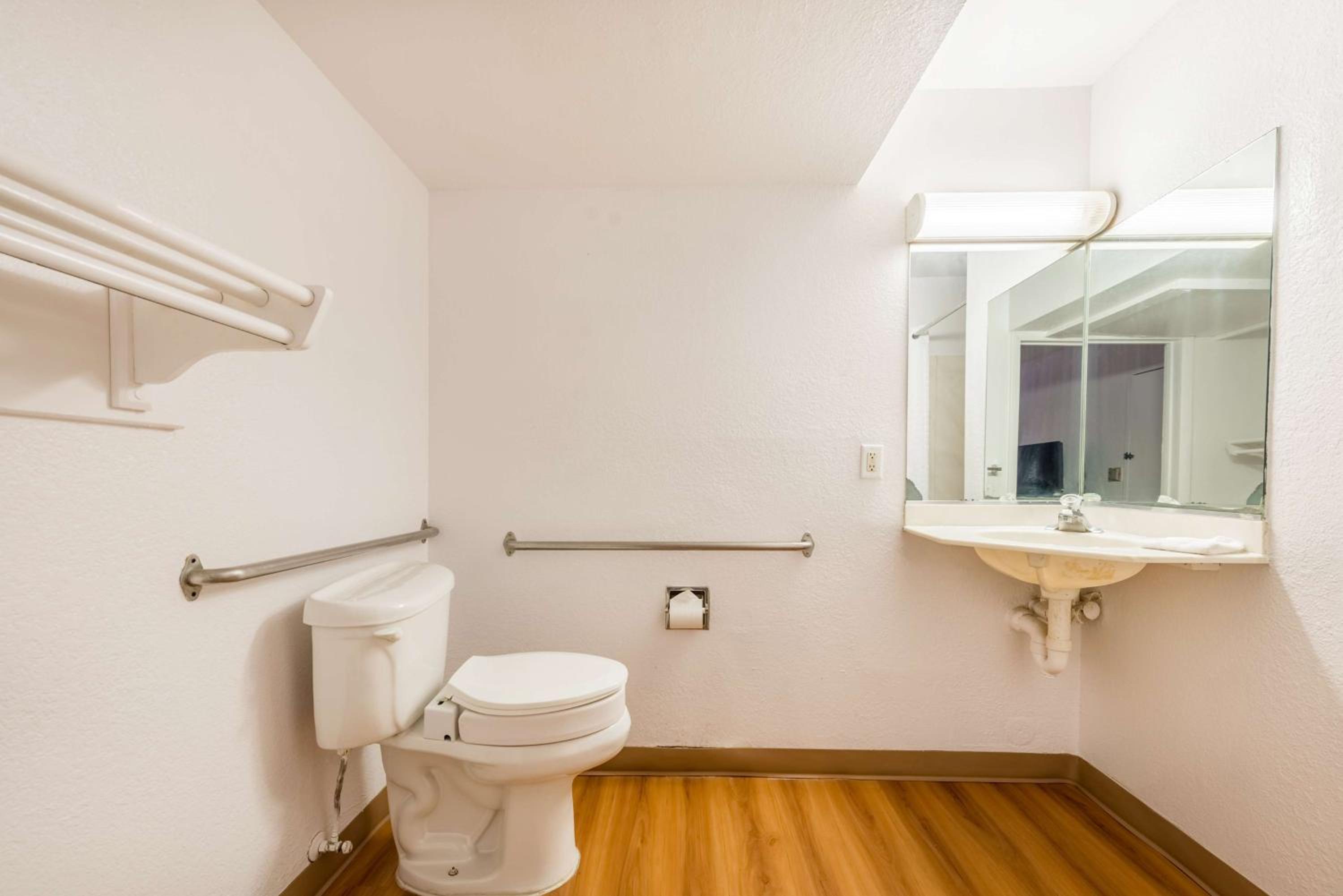 Queen Room - Disability Access - Roll in Shower - Photo 3
