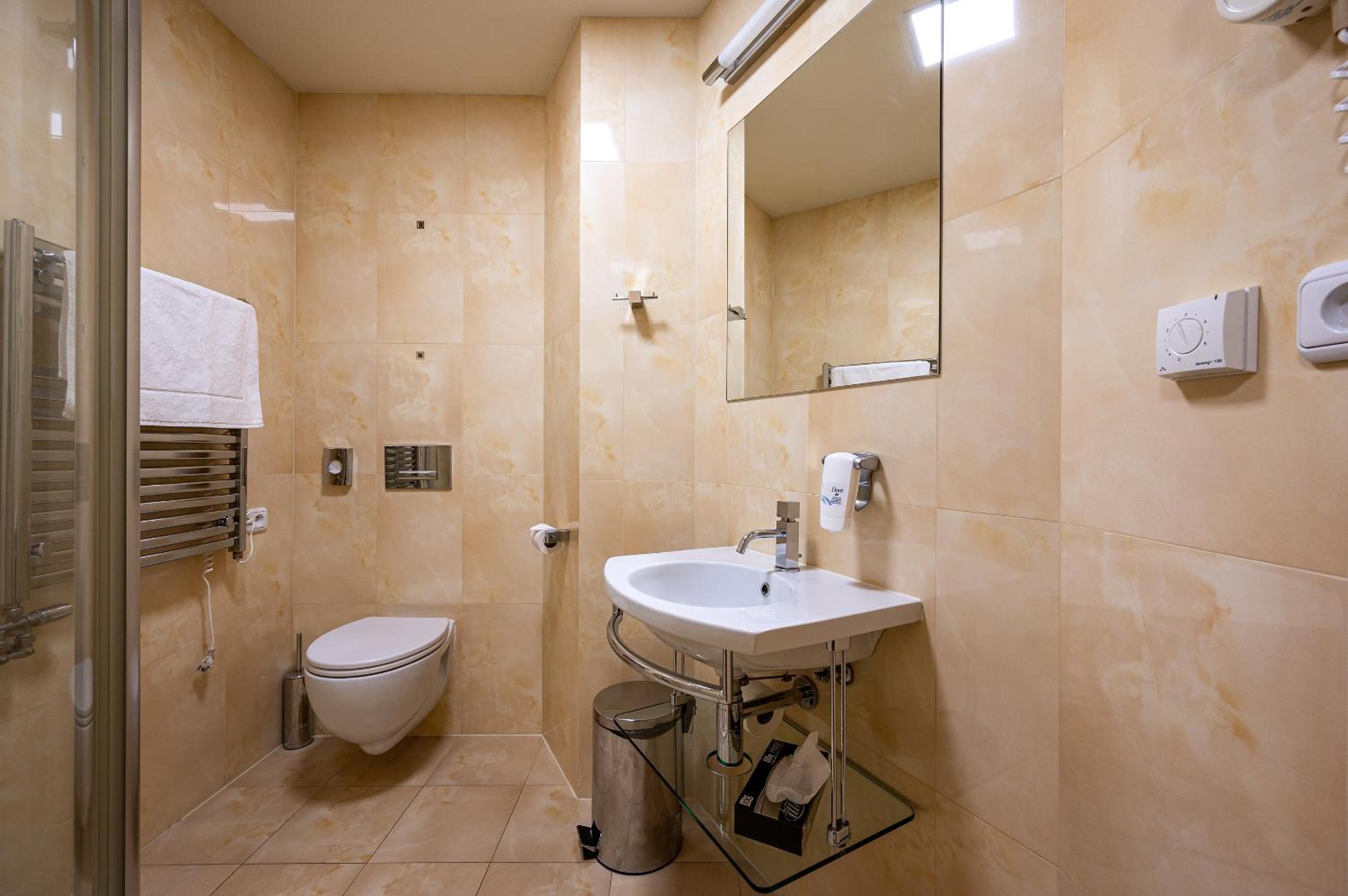 Deluxe Double Room with Bath - Photo 8