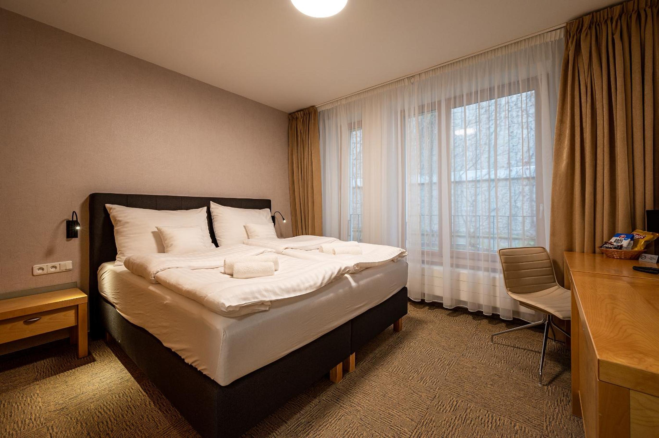 Deluxe Double Room with Bath - Photo 12