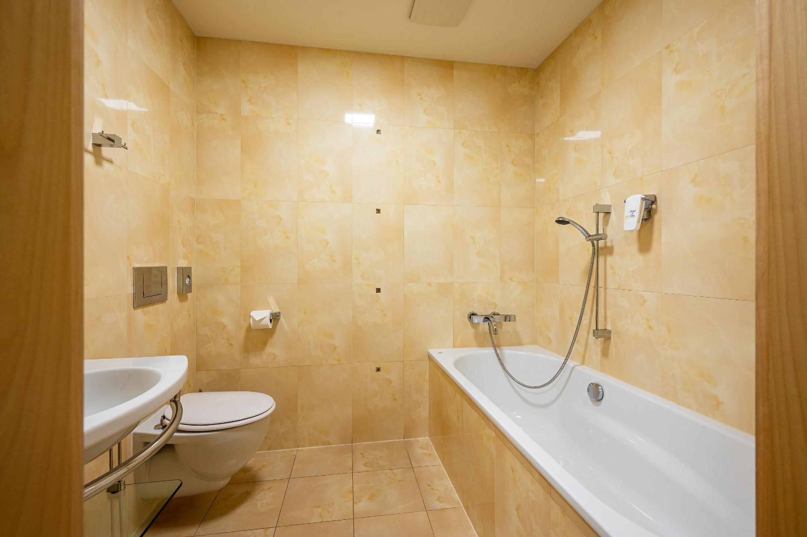 Deluxe Double Room with Bath - Photo 3