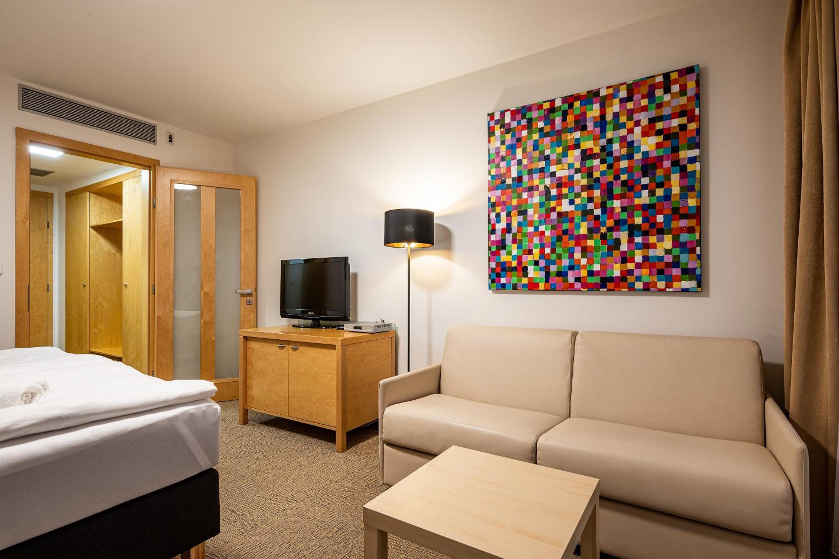 Deluxe Double Room with Bath - Photo 14
