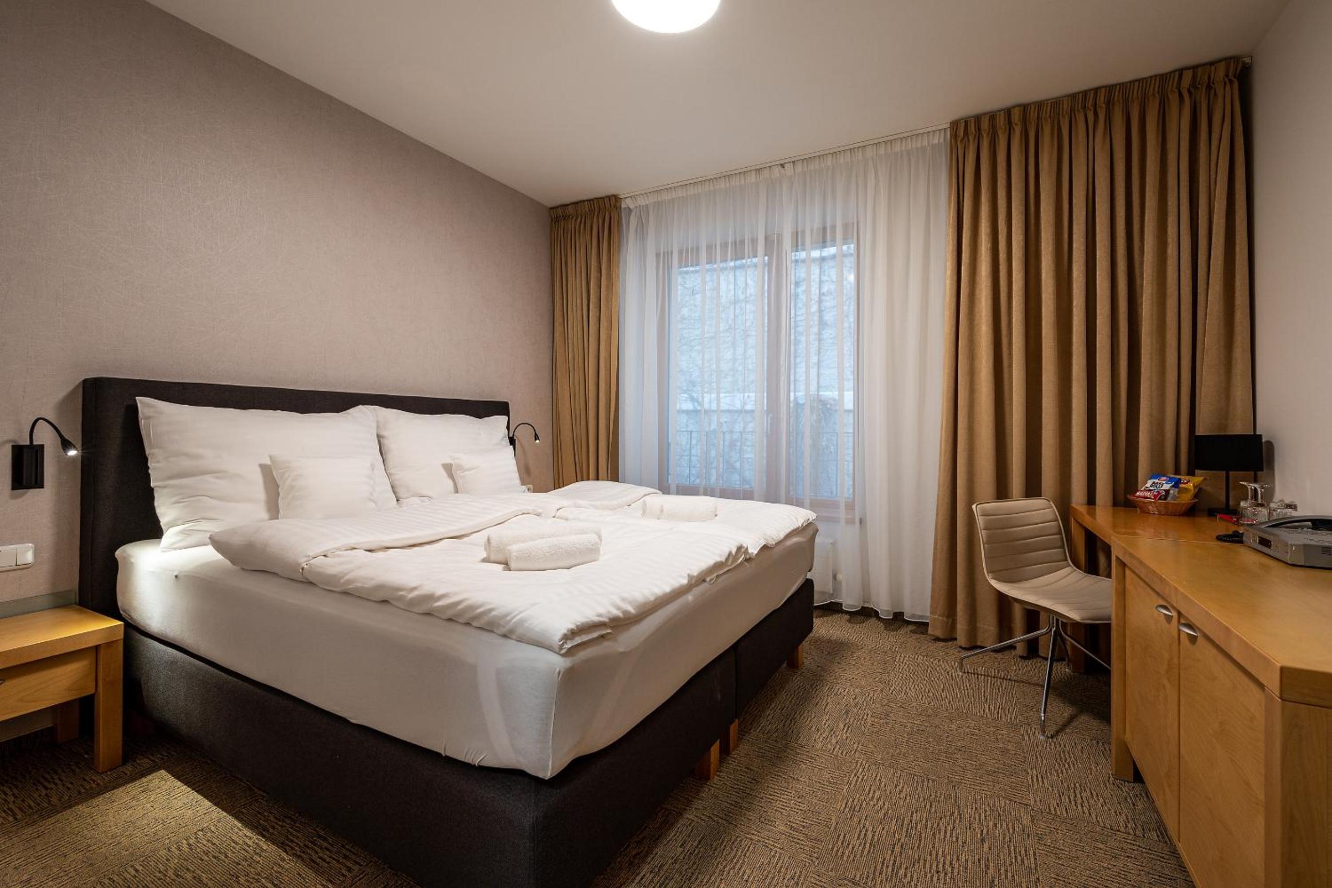 Deluxe Double Room with Bath - Photo 6