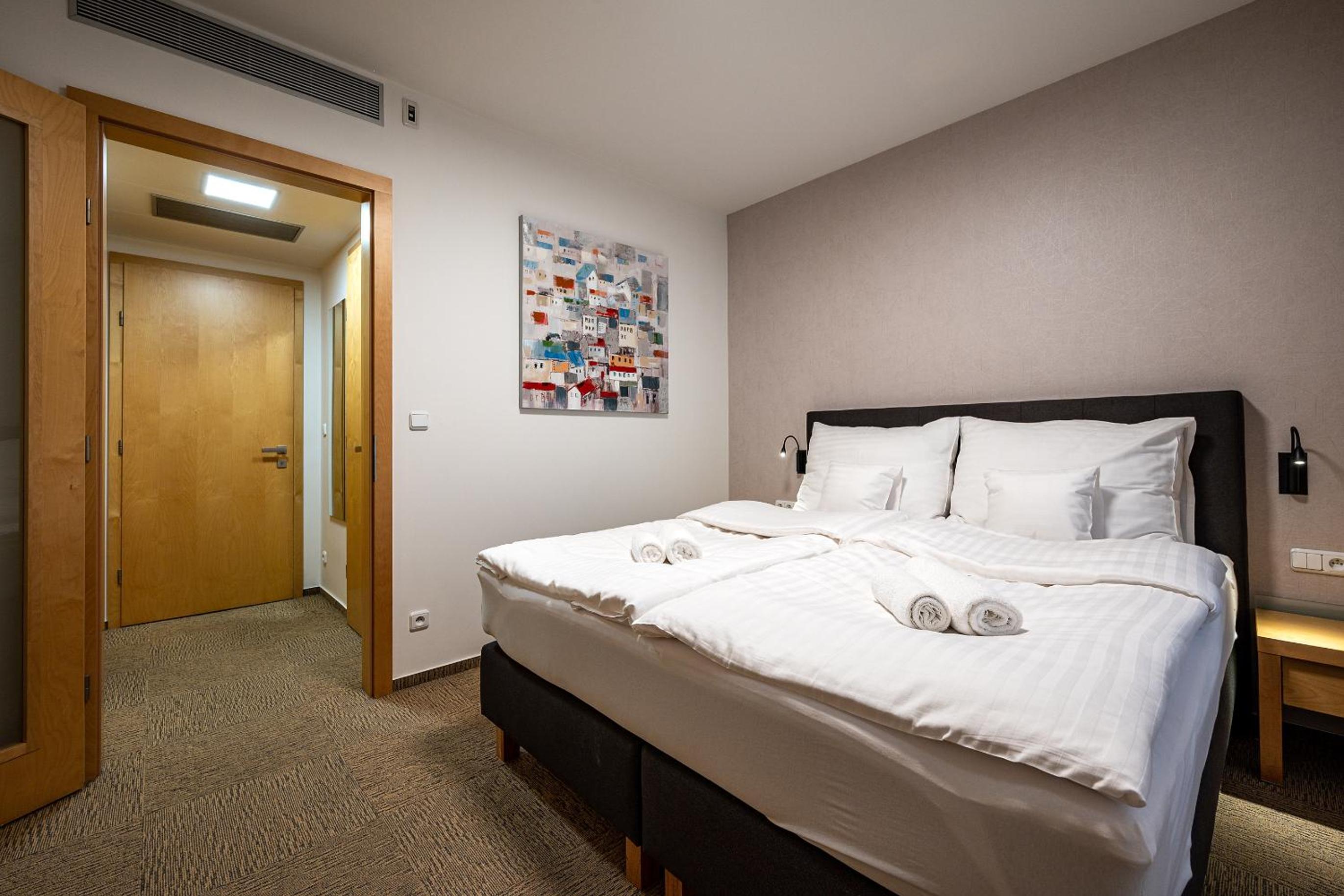 Deluxe Double Room with Bath - Photo 4