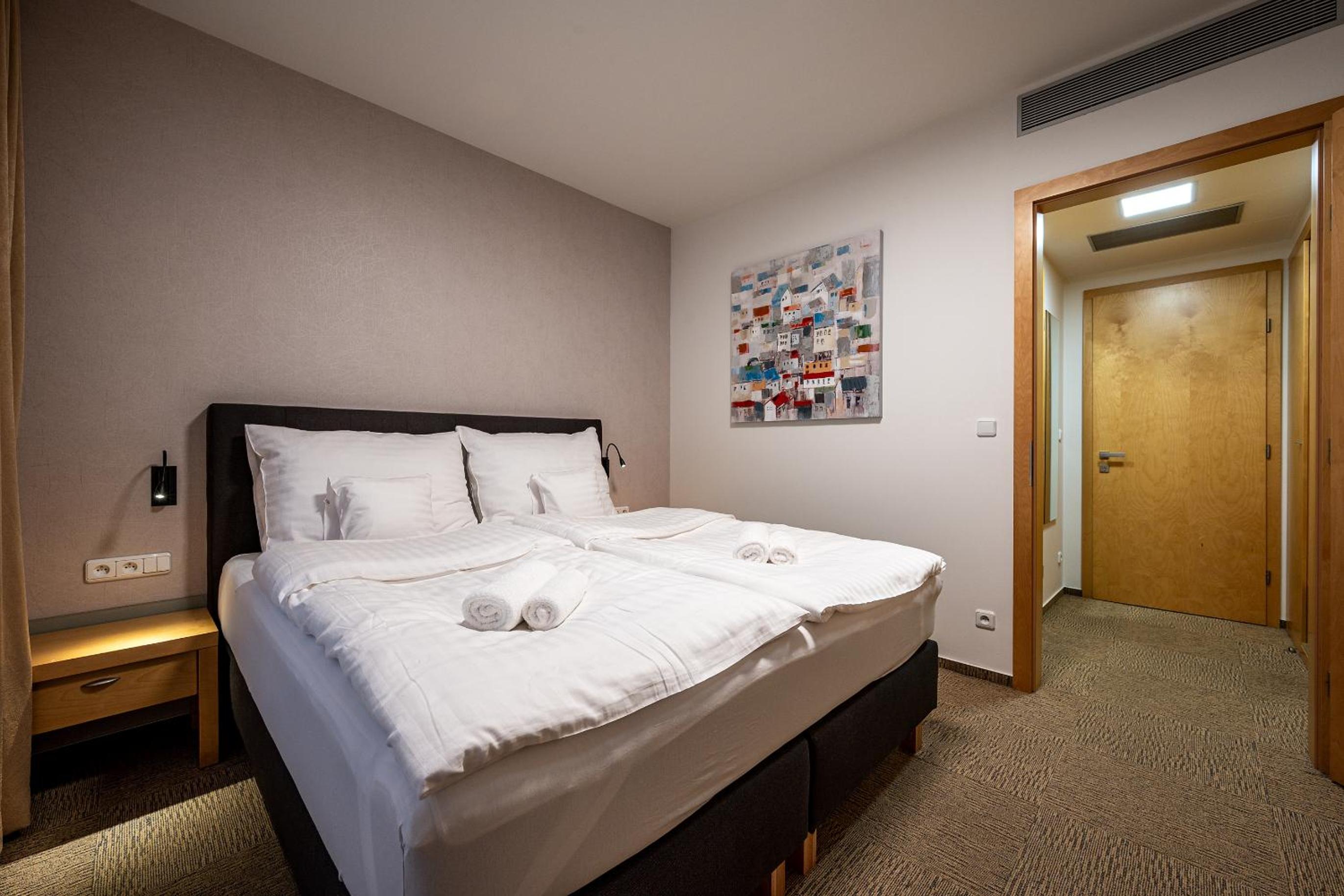 Deluxe Double Room with Bath - Photo 10
